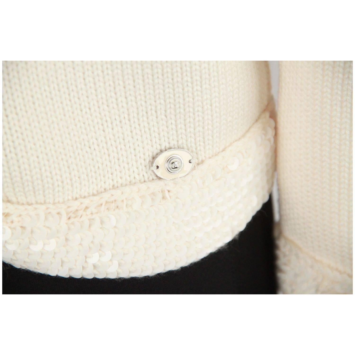 - Ivory Chanel open front cardigan
- Hook & Eye closure on the neckline
- 3/4 sleeve
- Sequinned trim
- Cropped lenght
- Size: 38 FR (The size shown for this item is the size indicated by the designer on the label). it should correspond to a
