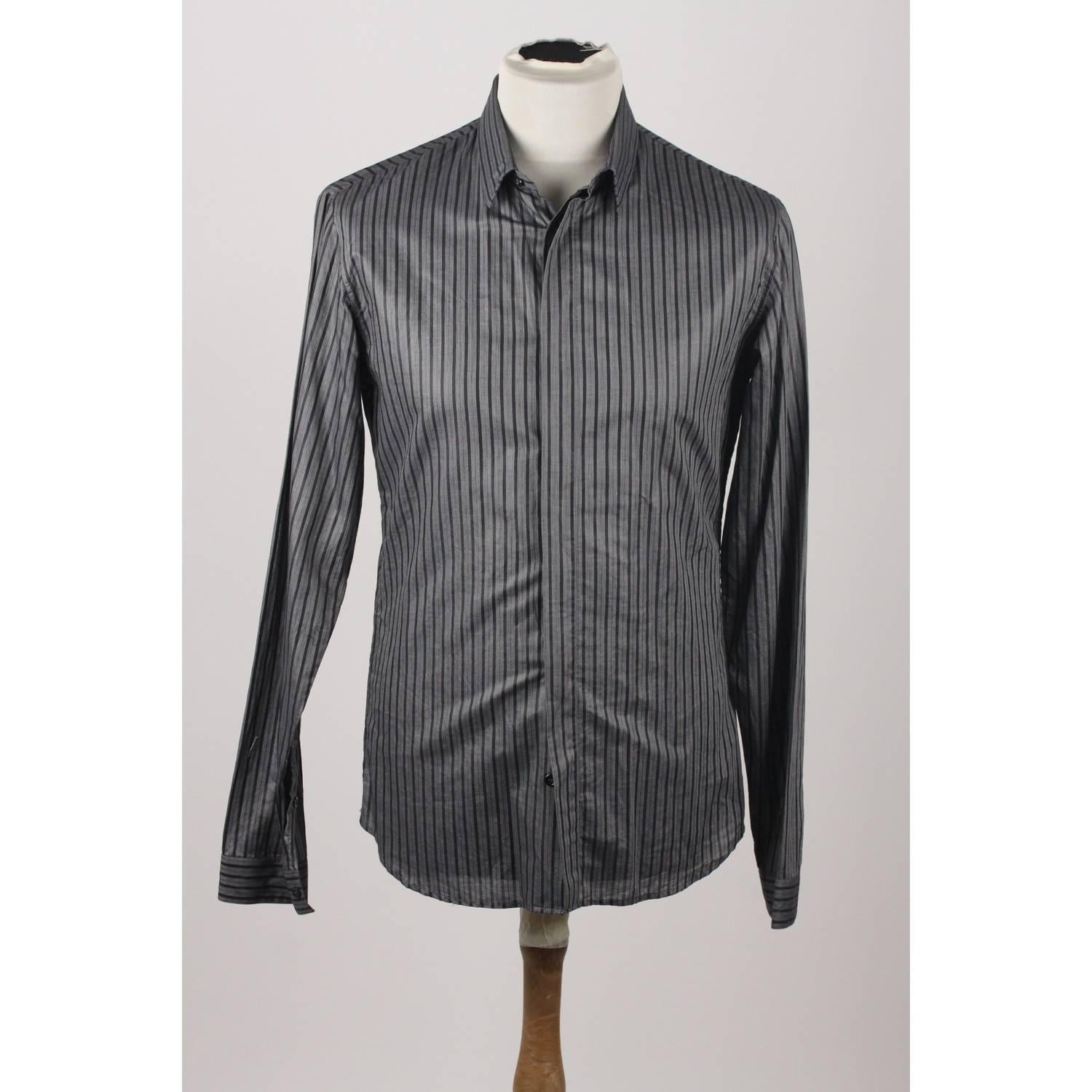 - DIOR HOMME men shirt
- Gray Striped 
- 100% Cotton
- Size: 39 (The size shown for this item is the size indicated by the designer on the label)It should correspond to a MEDIUM