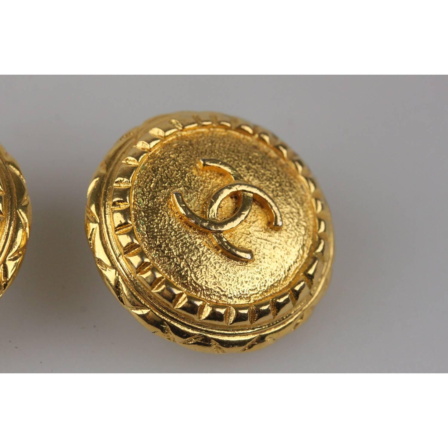 CHANEL Vintage Gold Metal Round Clip On CC Logo Earrings In Excellent Condition In Rome, Rome