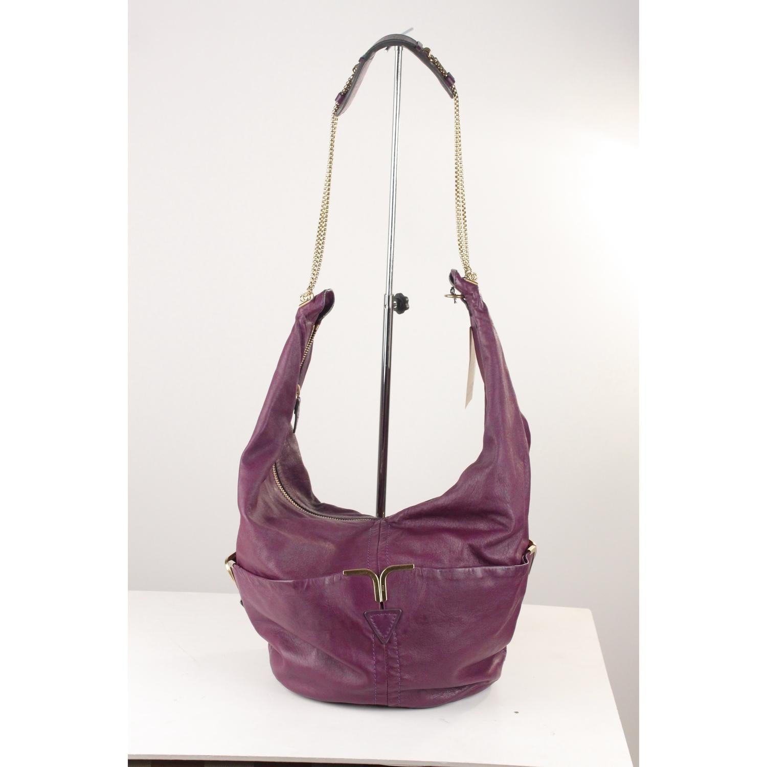 - Chloé's 'Milton ' triple chain hobo bag
- Crafted in purple leather
- Slouchy style
- Gold metal hardware
- Triple chain detailing on the shoulder strap 
- 2 large pockets at the front and back
- Upper zipper closure
- Black canvas lining 
- 1