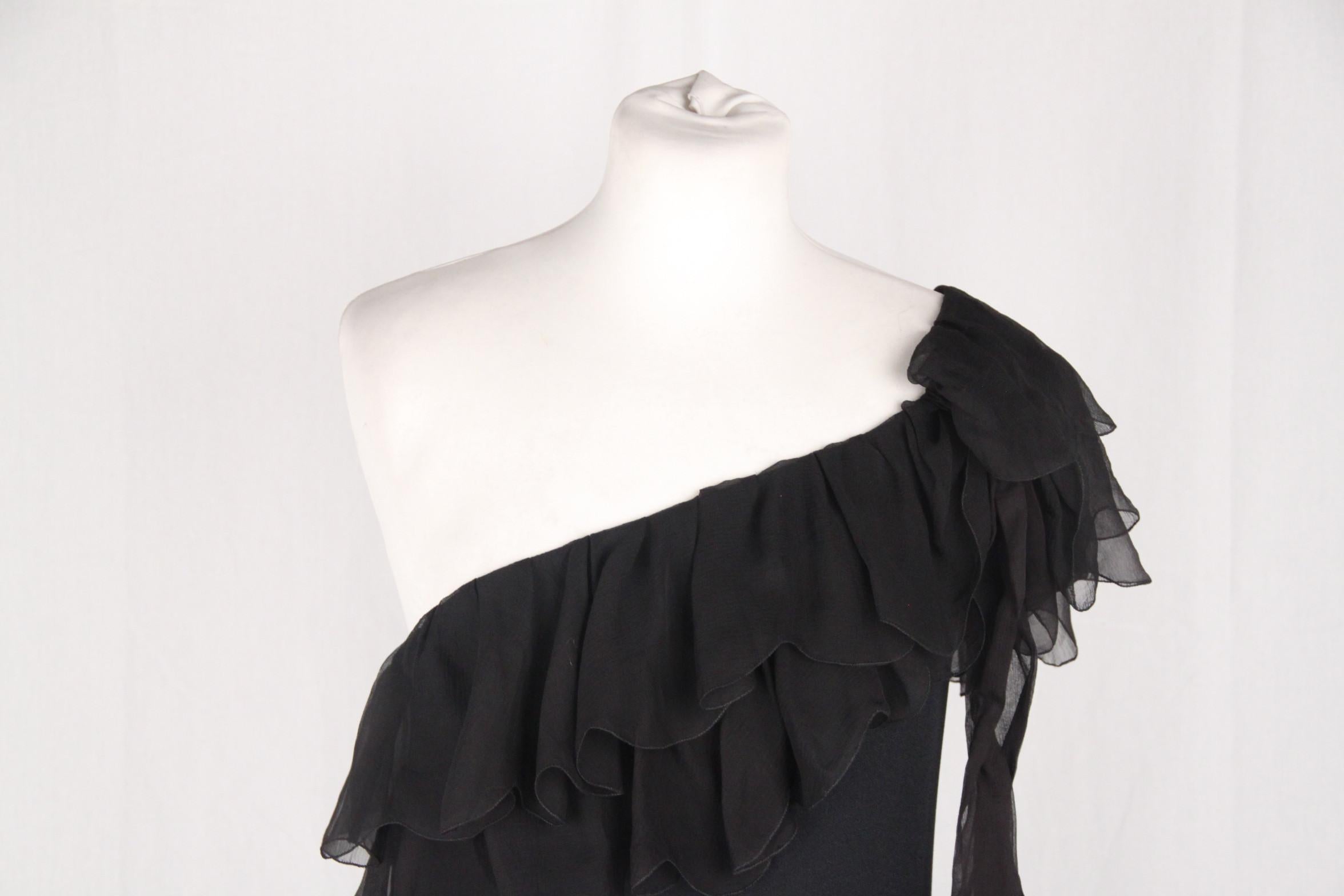 - CHRISTIAN DIOR - Made in Italy 
- One Shoulder Style 
- Chiffon ruffles on the neckline and on the hem
- Fabric / Material: 57% acetate - 43% Viscose 
- Color / Effect: Black 
- Main closure: Side zip closure 
- Size: 36 F, 8 GB, 40 IT, 34 D, 4