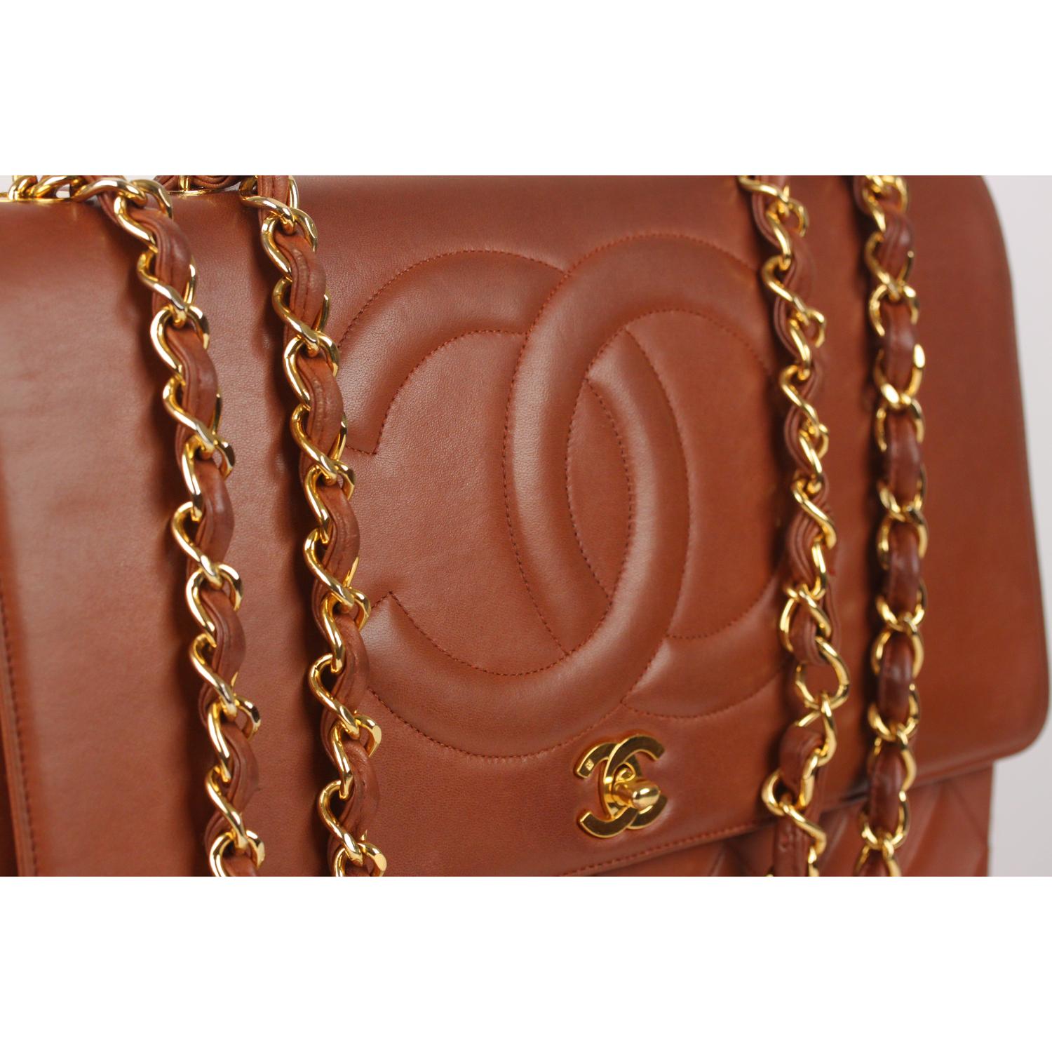 Chanel Vintage Brown Quilted Leather Jumbo Shoulder Bag with CC Logo In Good Condition In Rome, Rome