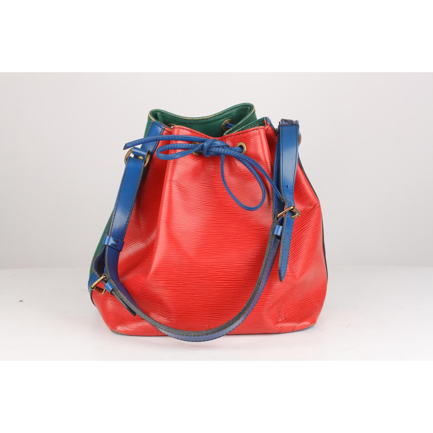 Iconic PETIT NOE' by LOUIS VUITTON was first created in 1932 to carry champagne bottles. Multicolored Epi Leather, with drawstring closure and Leather and microfibrer lining. 1 side zip pocket inside, Adjustable shoulder strap

Logos / Tags: LV -
