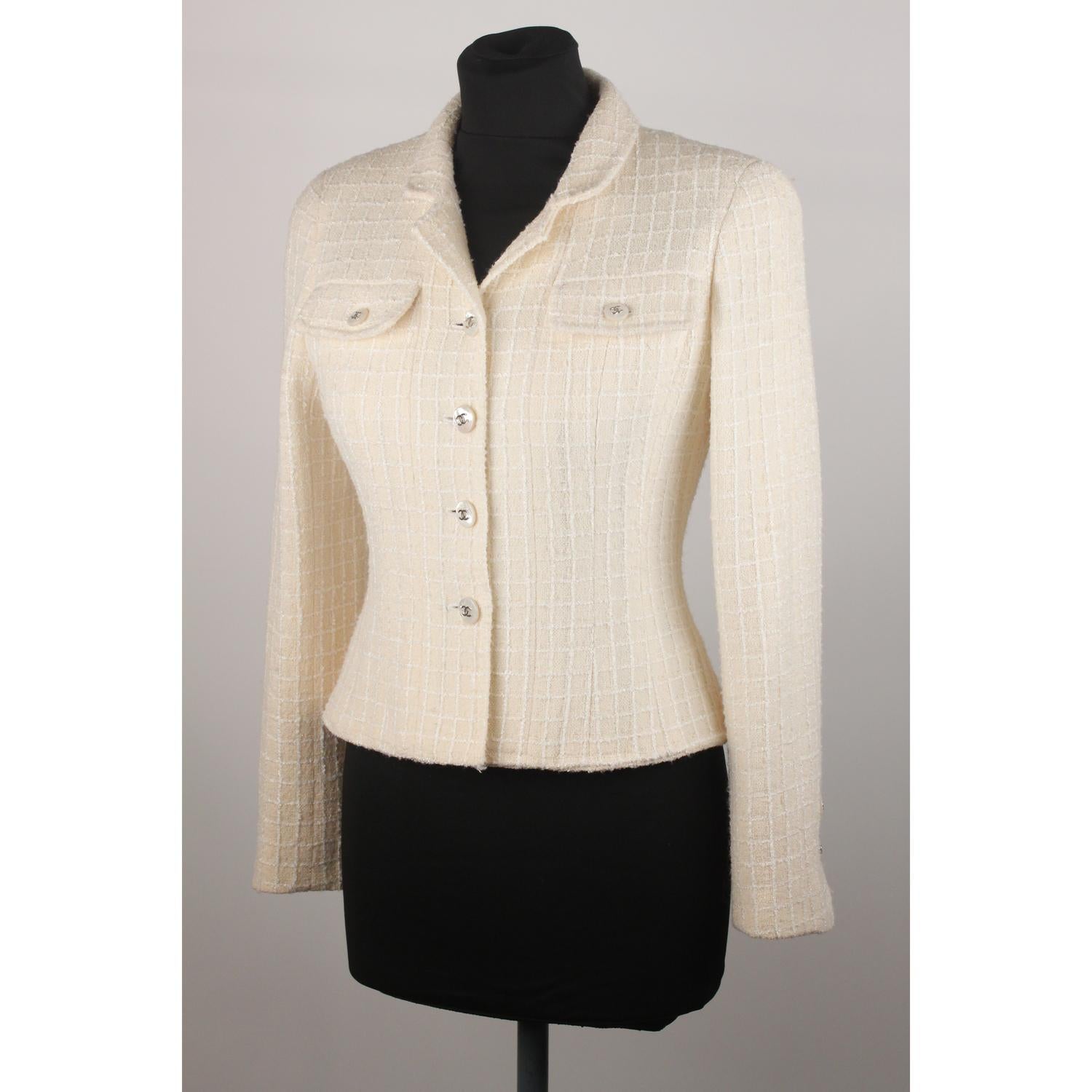 Beige Chanel Vintage Ivory Bouclé Tweed Blazer Jacket 97P Size 38