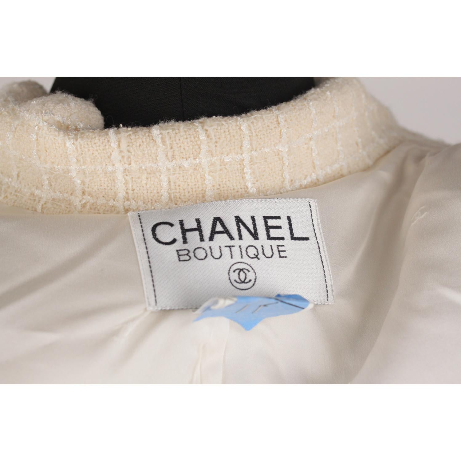 Chanel Vintage Ivory Bouclé Tweed Blazer Jacket 97P Size 38 In Good Condition In Rome, Rome