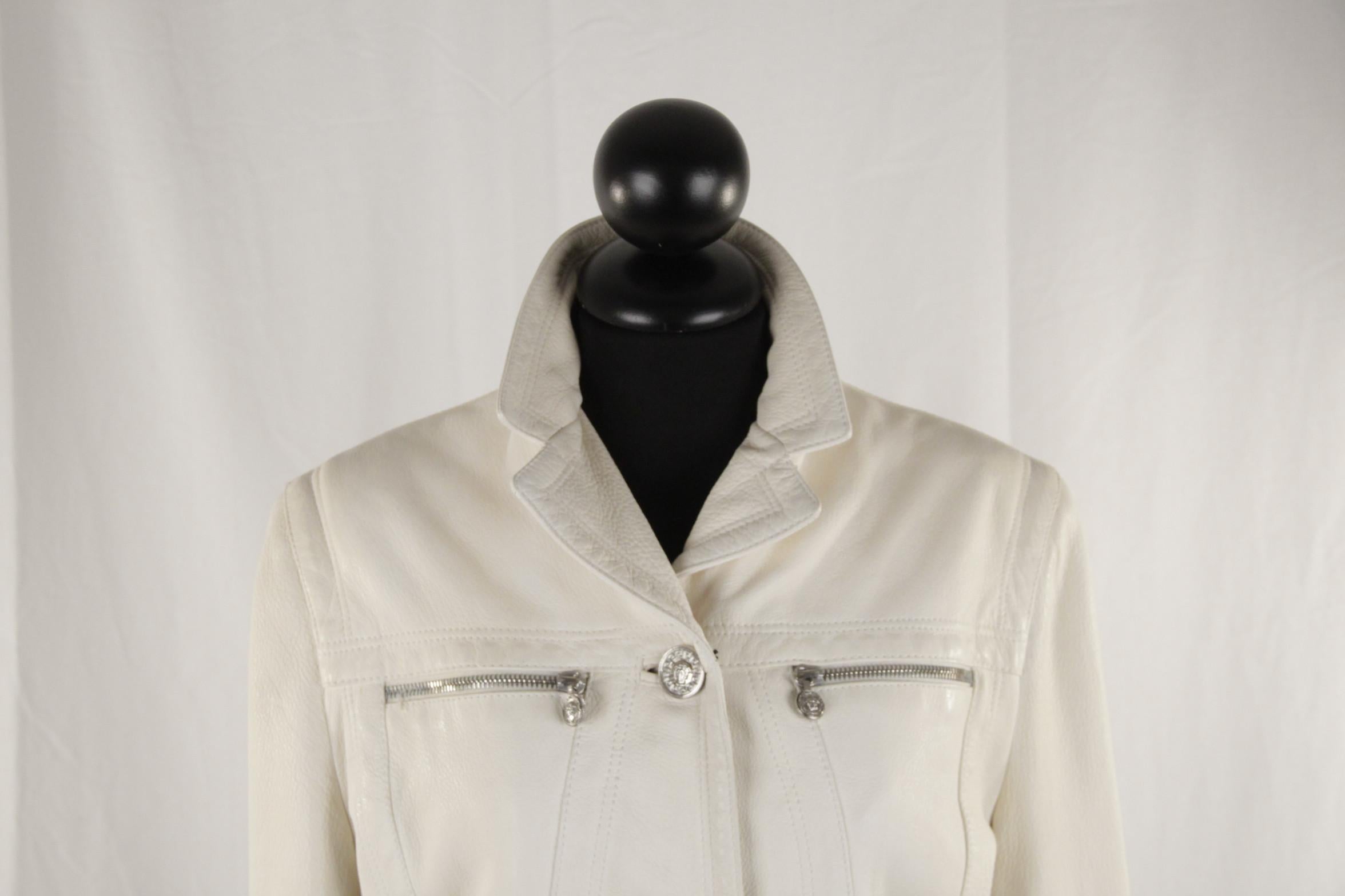 Gianni Versace vintage jacket in white leather with medusa detailing. Silver metal hardware. Button closure on the front. zip pokcets on the chest. White lining . Size: Size is not indicated. Estimated size is a SMALL size
