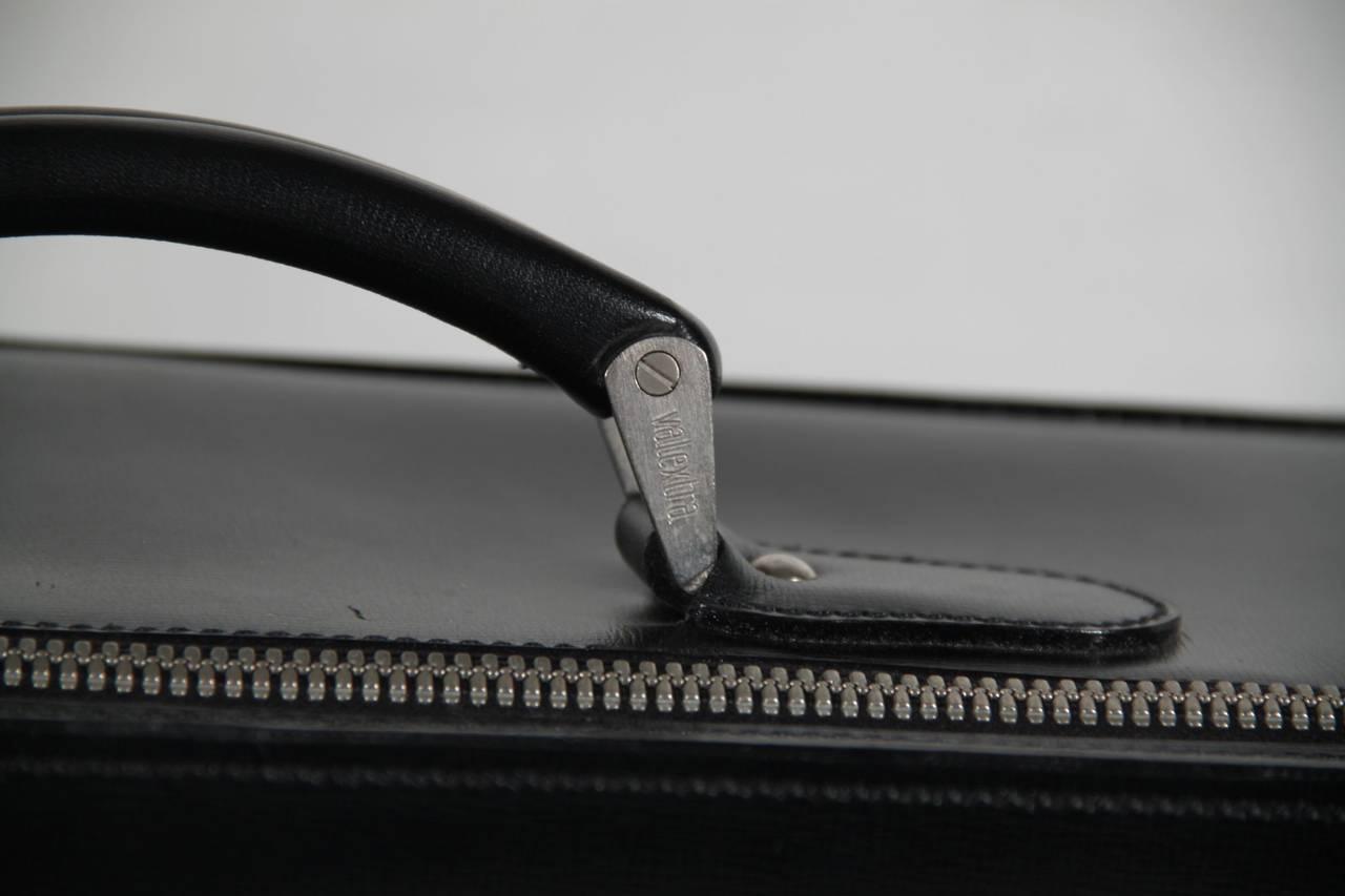 Brand: VALEXTRA - Made in Italy

Logos / Tags: 'VALEXTRA - Made in Italy' embossed inside, serial number embossed inside (#323909), VALEXTRA signature engraved on the zipper pull, signed hardware

Condition rate (please read our condition chart