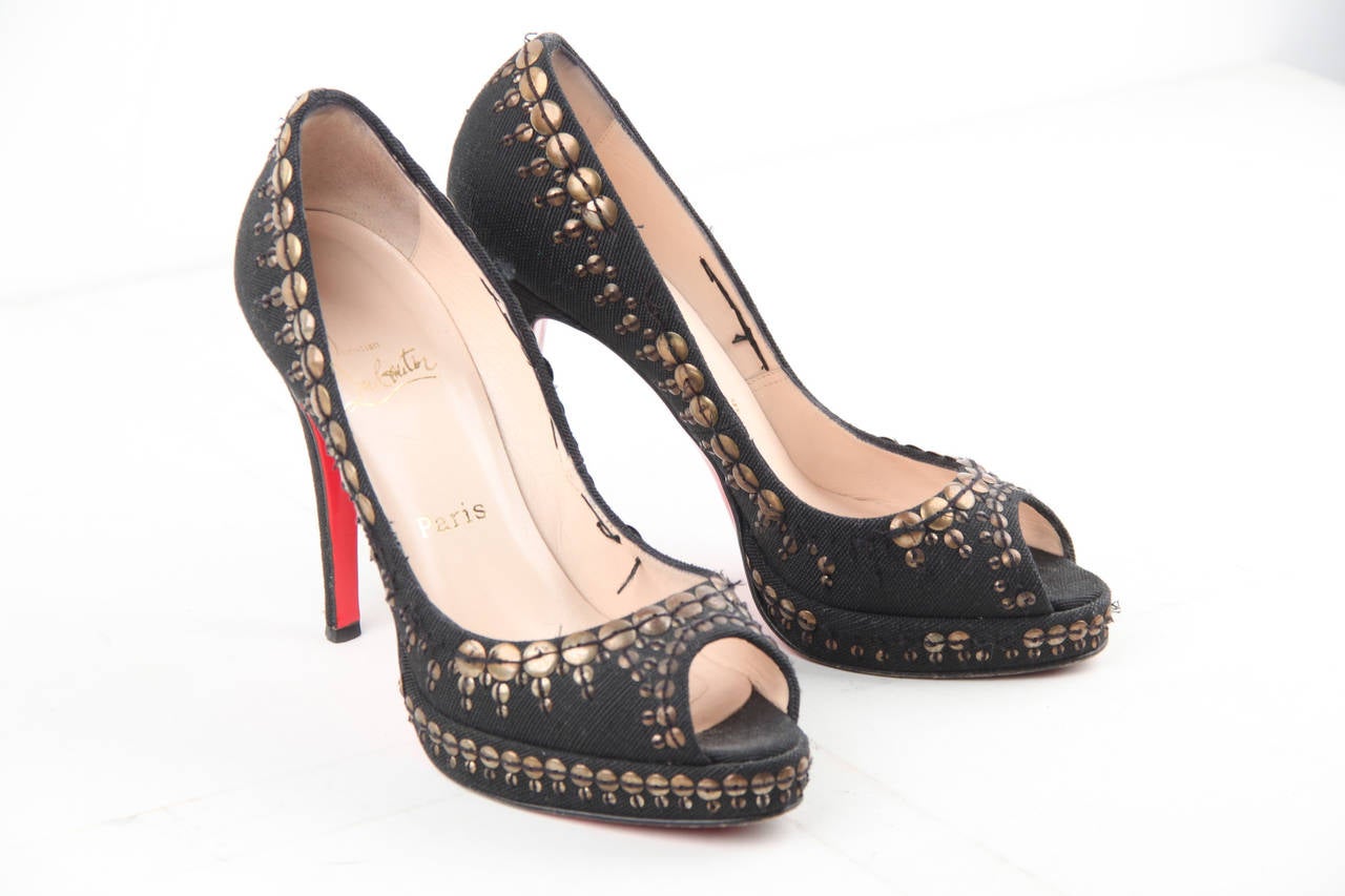 Brand: CHRISTIAN LOUBOUTIN Paris - Made in Italy
Condition (please read our condition chart below): FAIR CONDITION: Noticeable wear or defect. Have a good read at the item's condition details!

Fabric / Material: Fabric, Genuine Leather, Metal