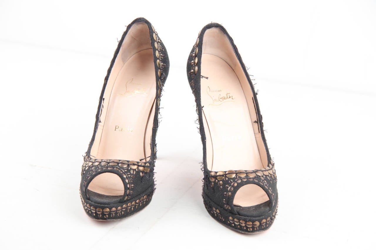 CHRISTIAN LOUBOUTIN Black Fabric OPEN TOE PUMPS Heels SHOES w/ STUDS 40 In Fair Condition In Rome, Rome