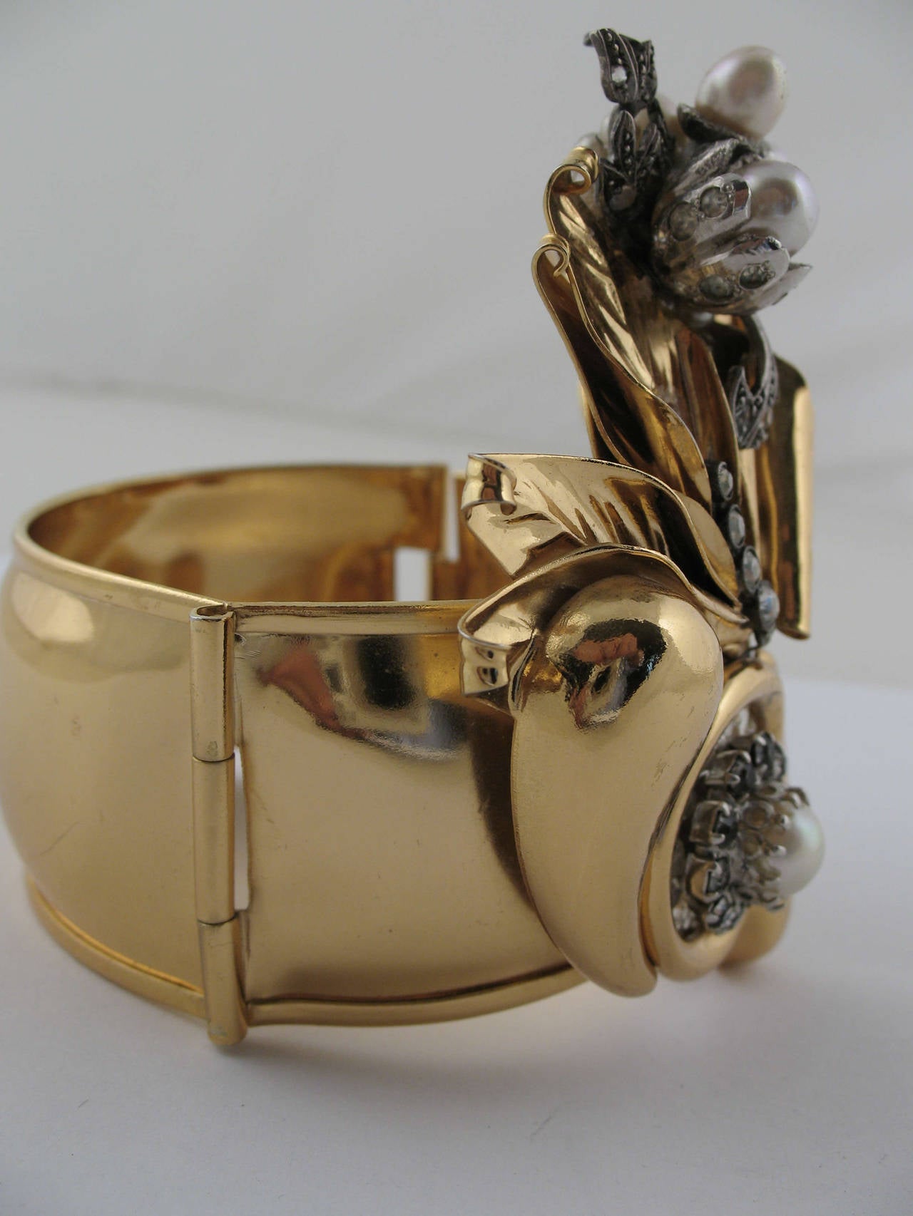 VINTAGE 70s Gold Metal BRACELET Bangle w/ PEARLS & RHINESTONES In Excellent Condition In Rome, Rome