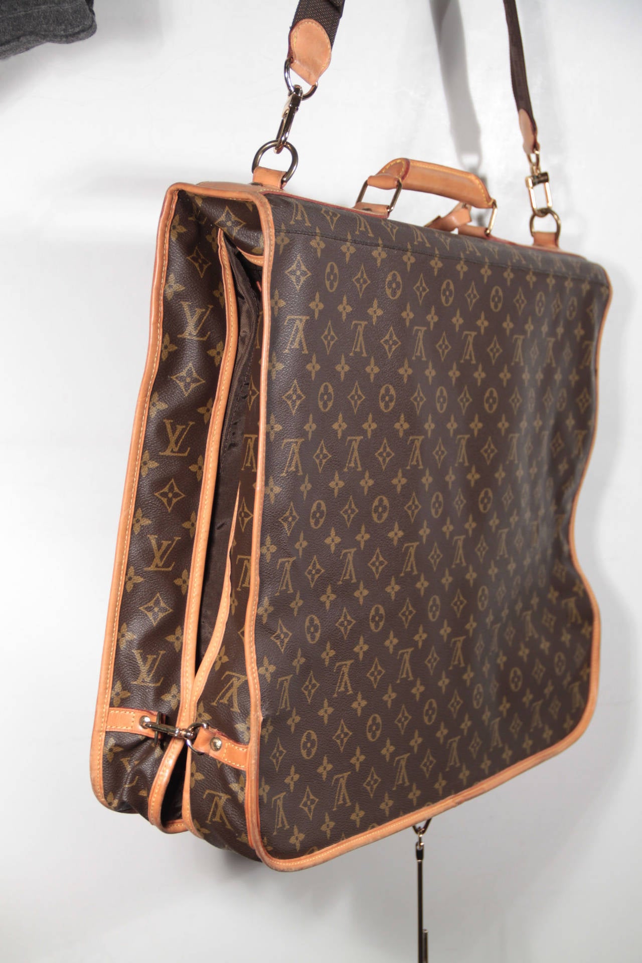 LOUIS VUITTON Monogram Canvas GARMENT CARRIER BAG Travel Suit Cover 2 HANGERS For Sale at 1stdibs