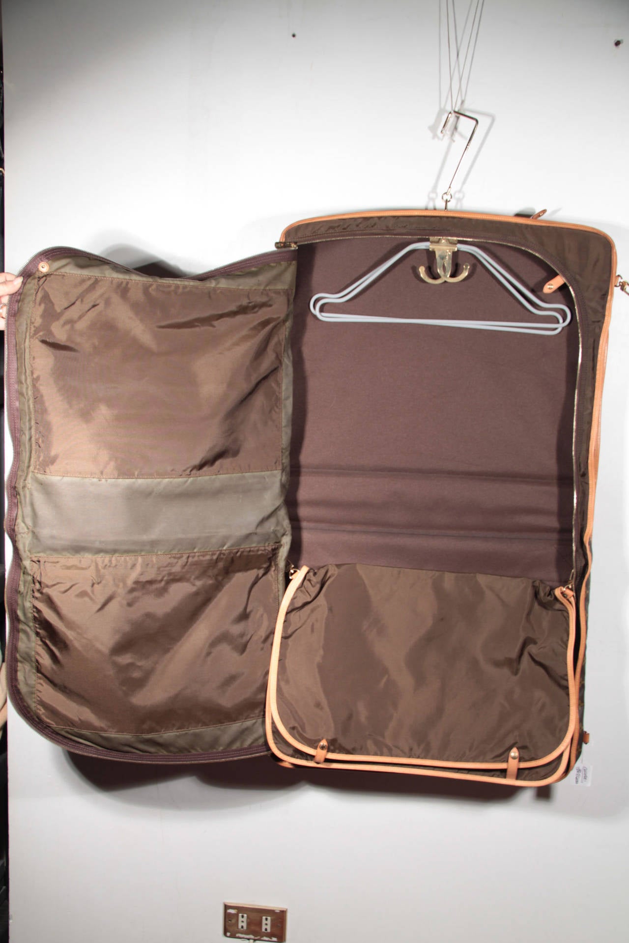 LOUIS VUITTON Monogram Canvas GARMENT CARRIER BAG Travel Suit Cover 2 HANGERS In Excellent Condition In Rome, Rome