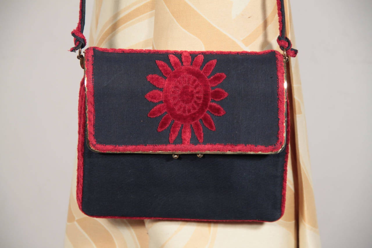 ROBERTA DI CAMERINO VINTAGE Blue Fabric & Red Velvet SHOULDER BAG Purse In Excellent Condition In Rome, Rome
