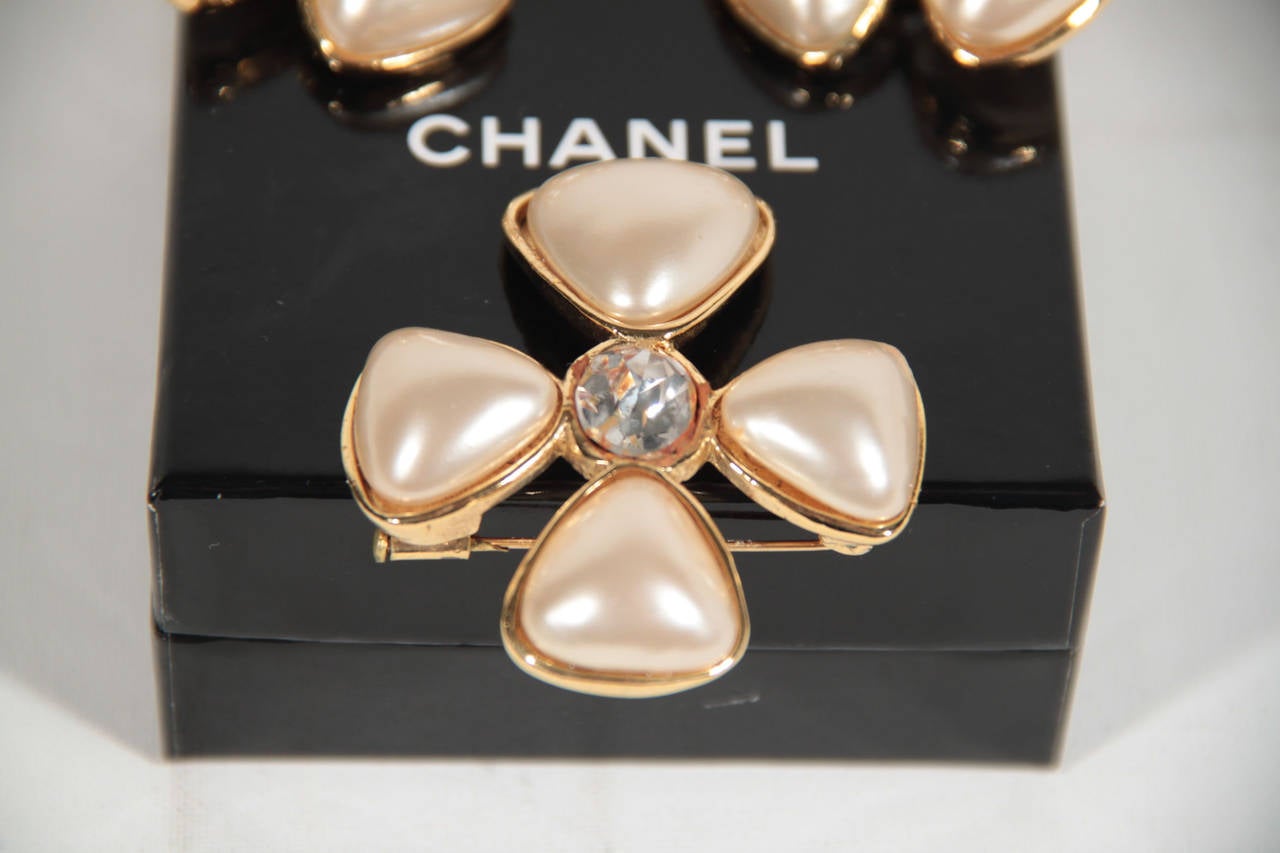 CHANEL Vintage Gold metal FAUX PEARLS Gripoix EARRINGS & BROOCH SET w/Crystal In Excellent Condition In Rome, Rome