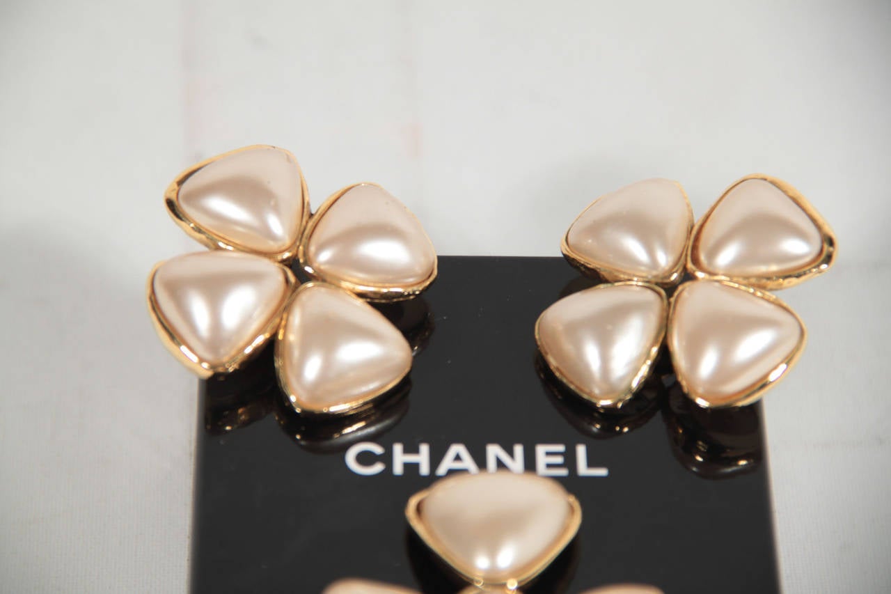 Gorgeous CHANEL Gripoix poured glass brooch and earrings set. Brooch is finished in a shiny golden mounting, with 4 poured glass faux pearl cabochons. The central focus is a swarovski crystal - Safety pin closure on the back. the pin is matched with