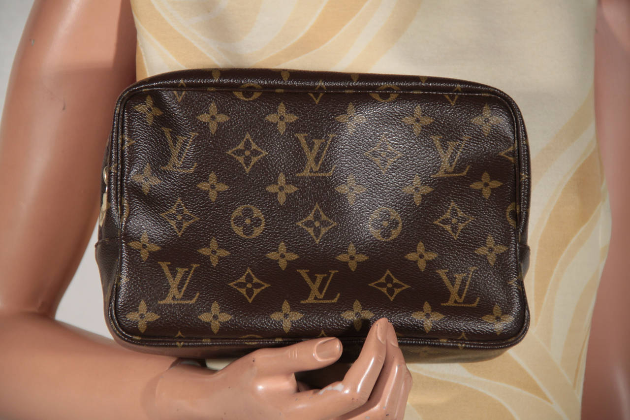 Brand: LOUIS VUITTON Paris - Made in France Logos / 
Tags: LV - LOUIS VUITTON monograms all over the bag, 'LOUIS VUITTON Paris - Made in France' tag inside, LV - LOUIS VUITTON monogram canvas, LV - LOUIS VUITTON zipper pull, authenticity serial