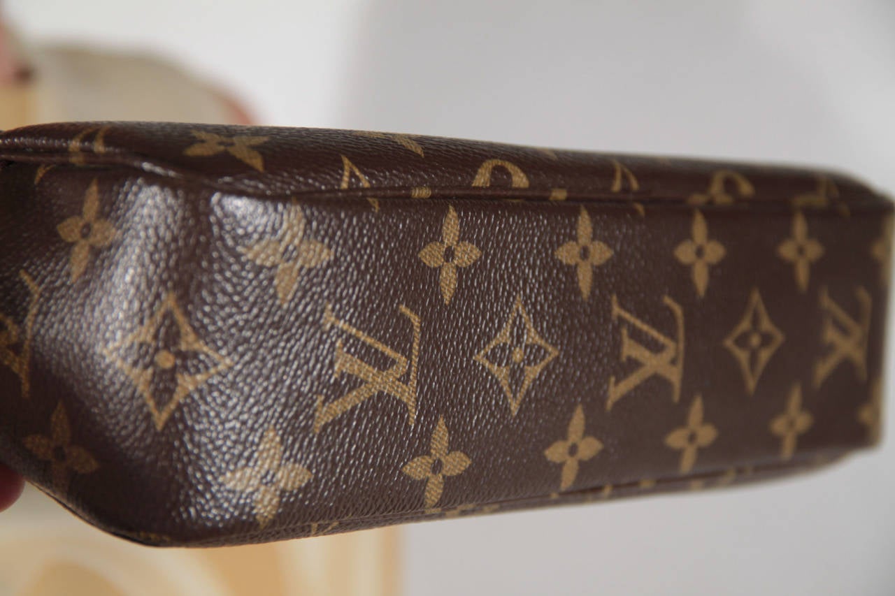 LOUIS VUITTON Monogram Canvas COSMETIC PURSE Toiletry WASH BAG In Excellent Condition In Rome, Rome