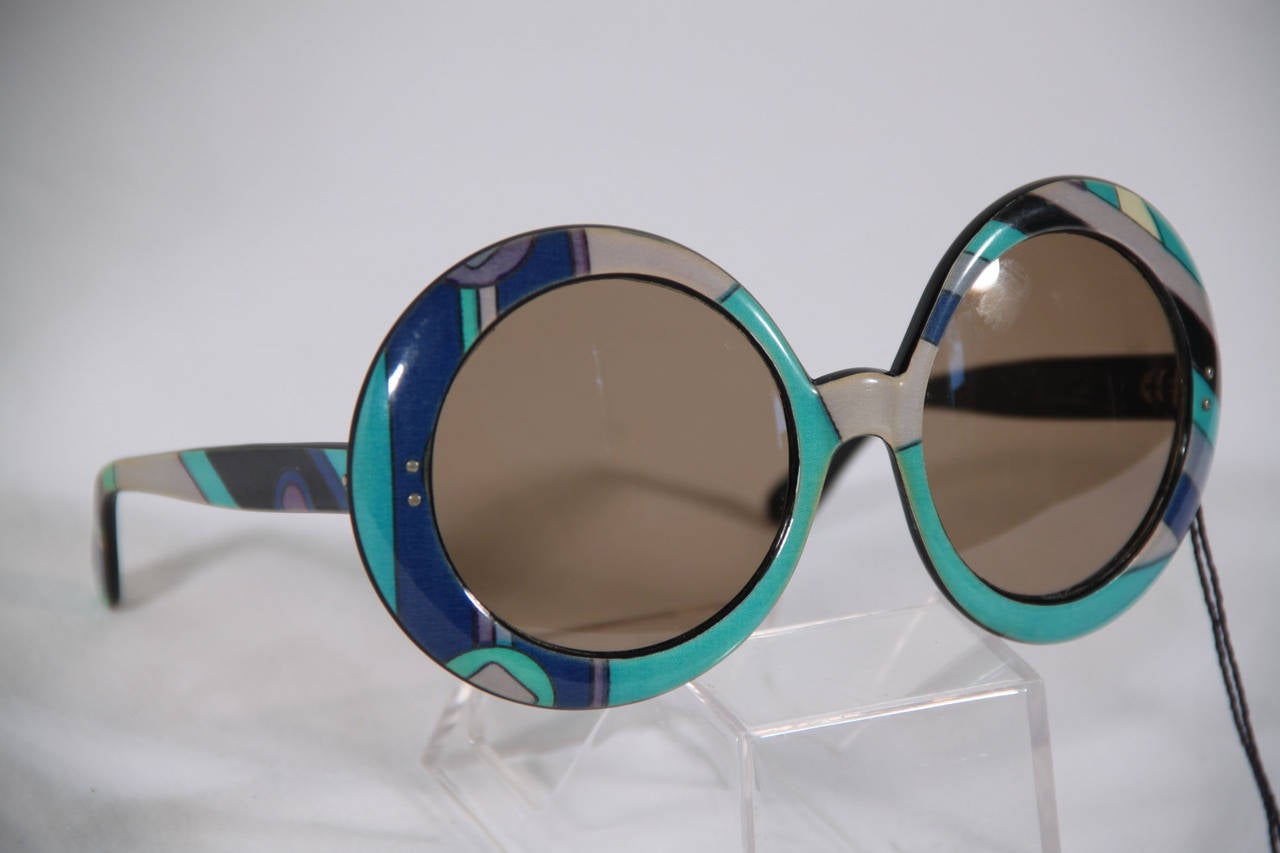 - EMILIO PUCCI - Made in France

- Oversized frame from early 70s

- Mod style, large round shaped frames with light brown lenses.

- Fantastic Classic Pucci Graphics in blue shades

Condition rate & details (please read our condition