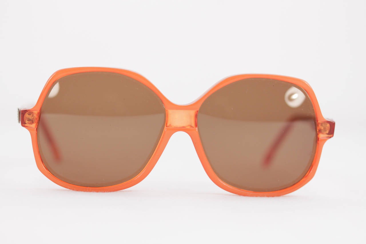 - Emilio Pucci - Made in France

- Oversized model

- Orange plastic frame

- Silver metal EMILIO PUCCI logo on temples

- Original 100% UV protection brown lenses

- Mod. 352 - 606 - 56/18

- It will come with its original EMILIO PUCCI