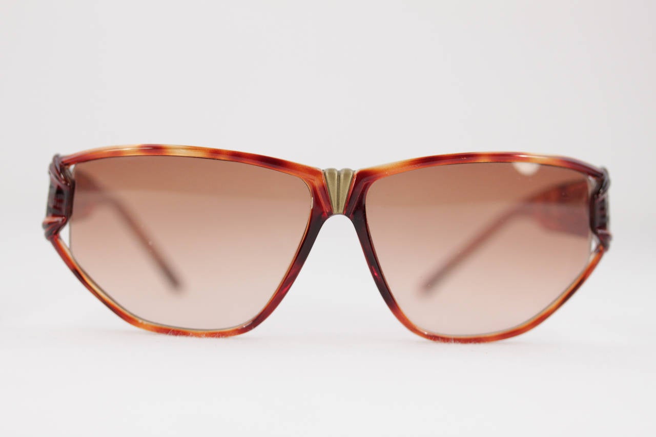 - Brown plastic frame with tortoise pattern 

- GIVENCHY Gold metal logo on the temple

- Gradient Brown Lenses

Style Name & Number:SG02 COL 2

Condition:

MINT~ Appears new, with imperceptible signs of use. Lens/filters may have micro