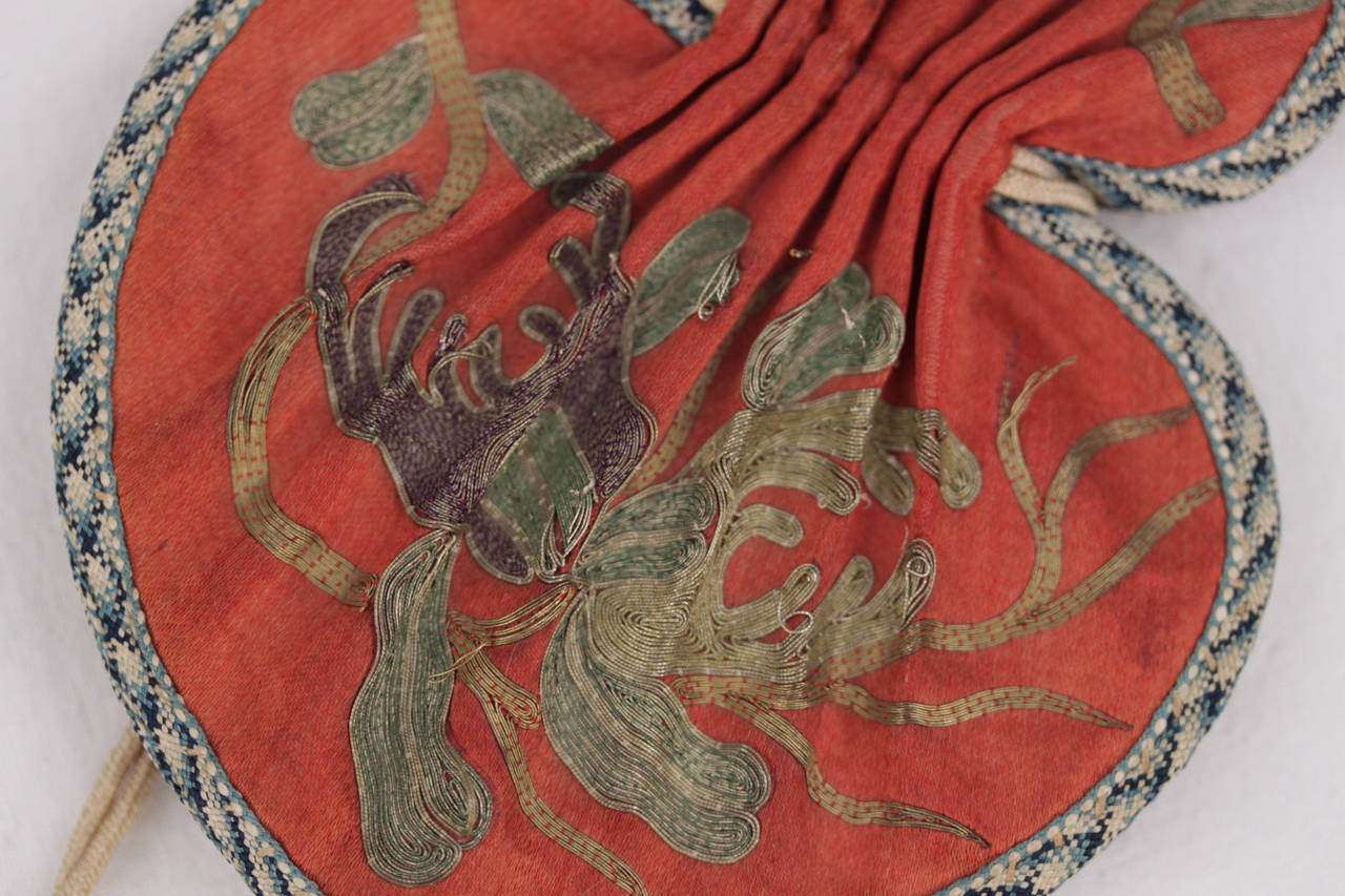 ANTIQUE CHINESE Vase Shape Embroidered Silk SCENT PURSE BAG 19th Century POUCH In Fair Condition For Sale In Rome, Rome