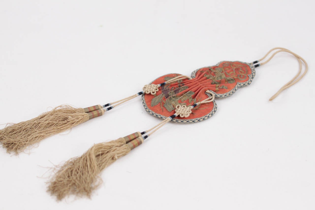 - Beautiful embroidered Chinese scent pouch. - From the late 19th century (Qing/Ch'ing Dinasty)

- Crafted in pure silk - In the shape of a double gourd vase.
- Intricated filigree embroidery on both sides - Small opening on top

- Silk tassel