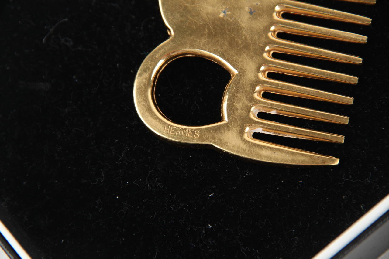 Logo & Tags: 'HERMES' engraved on the reverse of the comb

Condition rate & details (please read our condition chart below): GOOD CONDITION: Some light wear or small defect. This condition rate is very common for vintage items.

Further