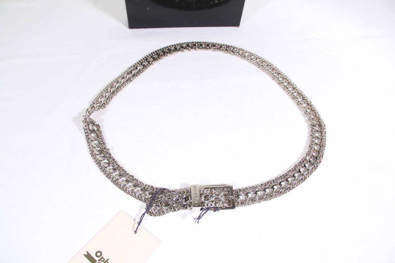 Belt CHANEL silver metal chain:
- The metal clasp is engraved CHANEL 
- Square buckle 
- Collection spring-summer 1999 
- The length is adjustable according to your size. 
- Made in France 
- Approx. total lenght: 36 3/4 inches - 91,5 cm