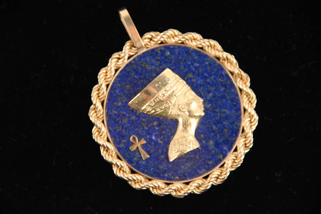 Blue LAPIS Yellow Gold Round Egyptian NEFERTITI PENDANT For Necklace In Excellent Condition In Rome, Rome