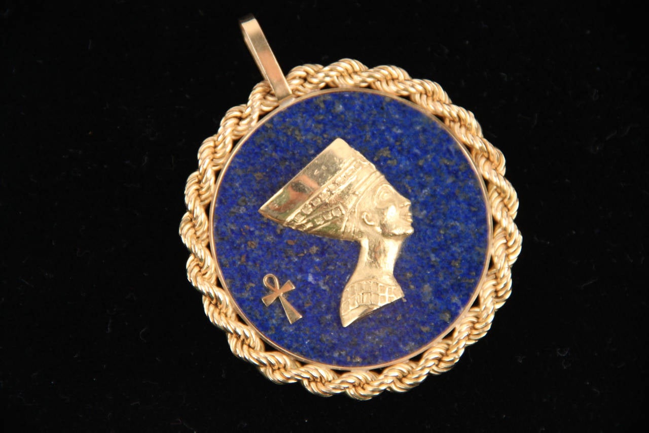  Blue LAPIS Yellow Gold Round Egyptian NEFERTITI PENDANT For Necklace In Excellent Condition In Rome, Rome