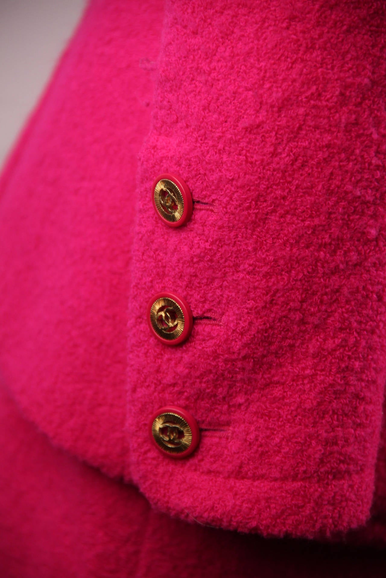 CHANEL BOUTIQUE Vintage Fuchsia Wool SUIT BLAZER Jacket & MINI SKIRT 38 FR In Excellent Condition In Rome, Rome