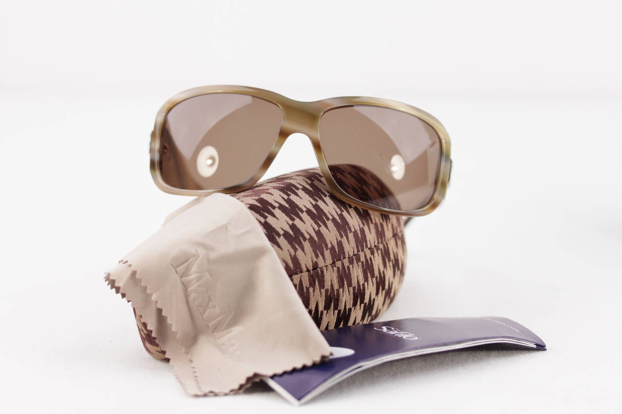 - MAX MARA sunglasses, mod. MM 951/S - RPSX7 - 63/16 - 125

- Original brown lens

- Tan shades plastic Frame

- Gold metal MAX MARA signature on temples

- Rectangular Rhinestones emebllishment on the sides

- They will come with their
