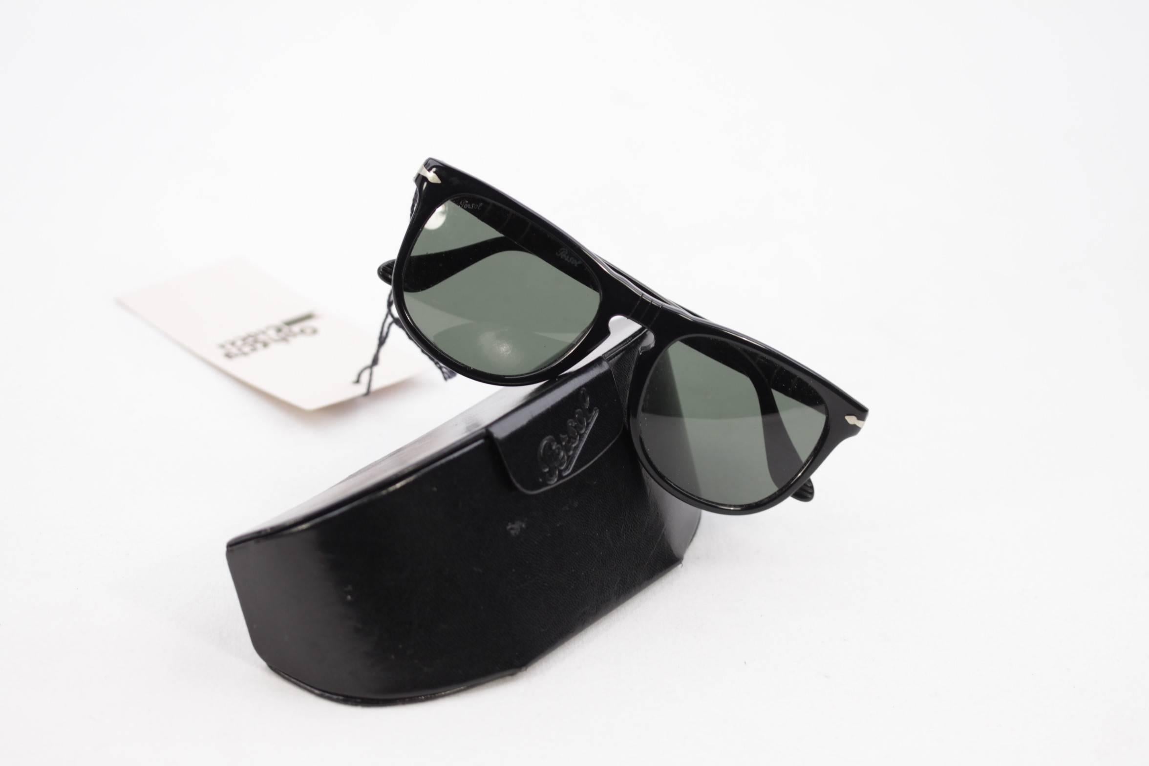 - Black frame
- Original 100% UV protection green lenses (PERSOL logo on right lens)
- Flexible temple (thanks to MEFLECTO System)
- Comes with a PERSOL case (with some scartches and wear of use)

Any other detail which is not mentioned may be