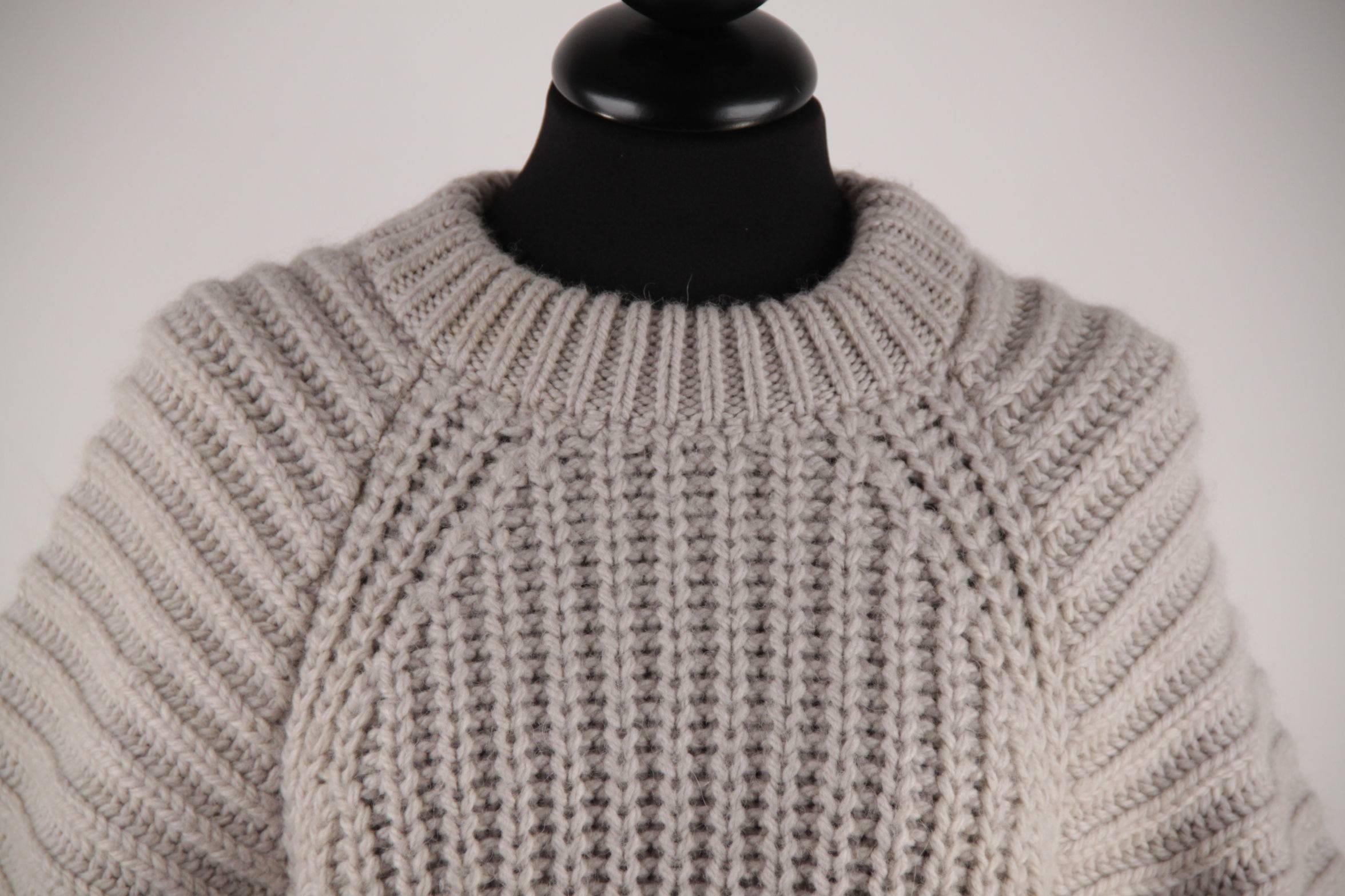  - Beige/gray wool-alpaca blend chunky knit jumper from Balenciaga
- Cropped lenght
- Ribbed crew neck
- Cropped sleeves
- contrasting diagonal knit detailing
- Size: 36 (The size shown for this item is the size indicated by the designer on the