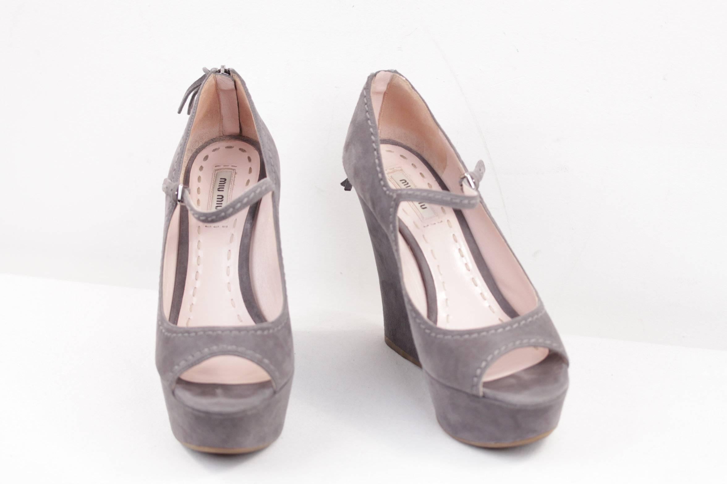 MIU MIU Italian Grey Gray Suede Peep Toe MARY JANE WEDGE SHOES Sz 39 1/2 In Excellent Condition In Rome, Rome