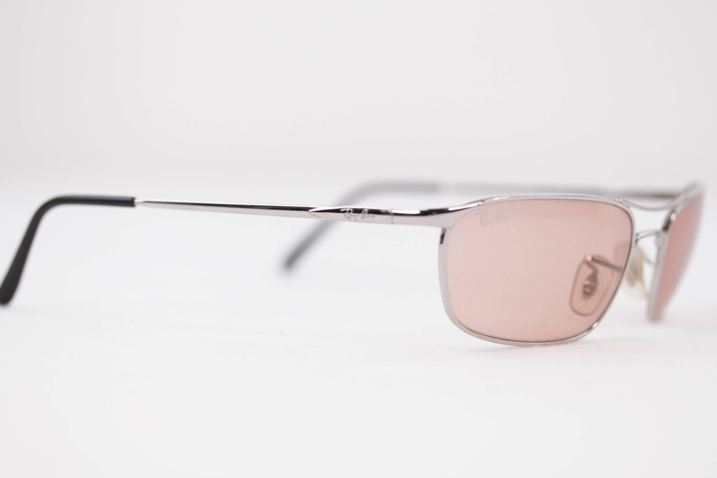 - Model: RB 3132 - 003/50 - 54/18

- Vintage stock, hardly any wear. Please follow reading for details

- Silver metal frame, with black plastic arm ends, RB etched on nose pads

- FLEX-HINGES, Frame made in Italy

- Original RAY BAN Pink