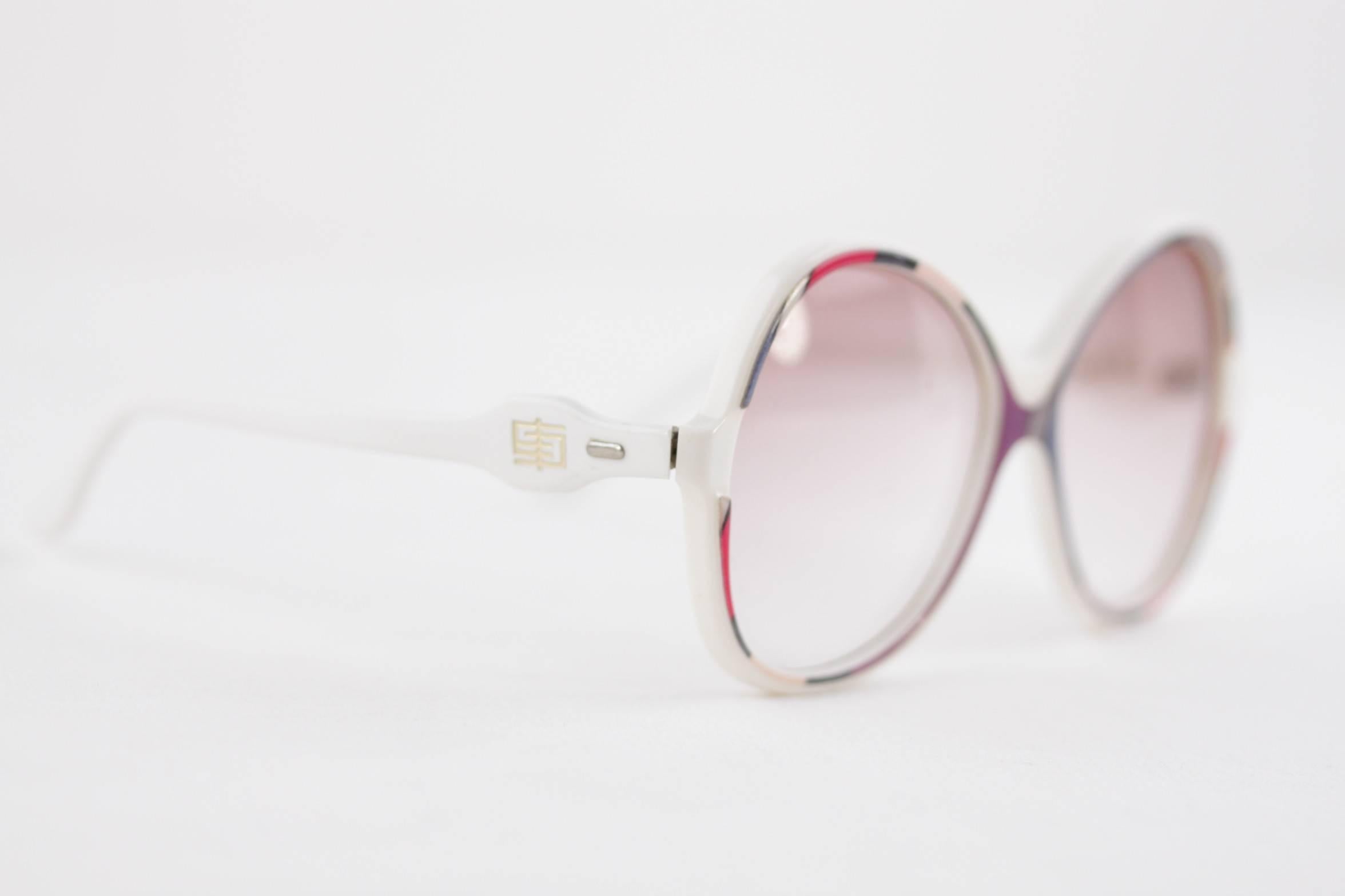 - Emilio Pucci - Made in France
- Oversized model
- White plastic frame with PUCCI graphic detailing on the front in the shades of pink
- Gradient/Faded Light Brown lenses

Condition rate & details (please read our condition chart