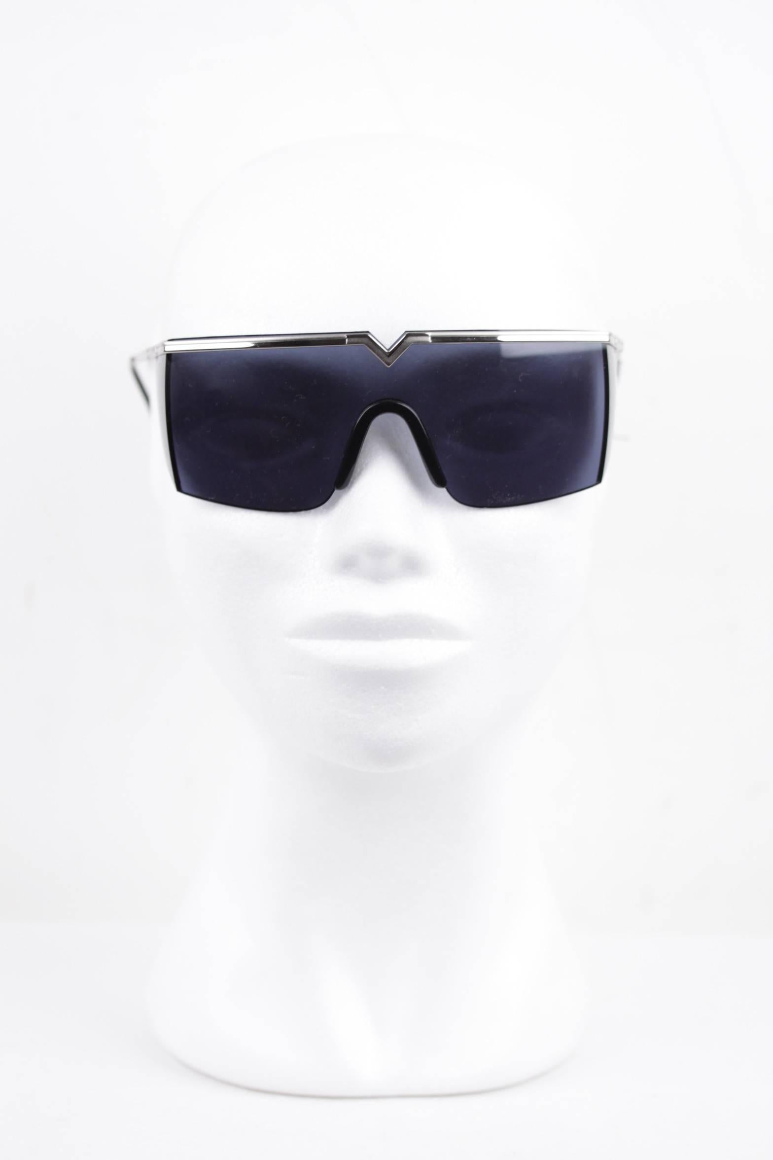 - Vintage Sunglasses of Versace from the early 90s

- Gold metal Shield sunglasses

- Extravagant Futuristic design

- VERSACE signature on temples

- Exclusive design made in Italy

- One-piece blue lens with side shields

- RARE