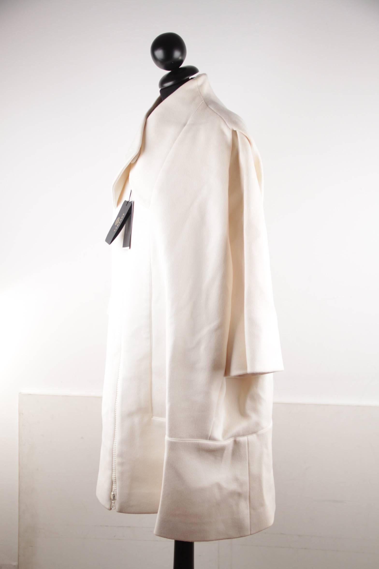 VERSACE Italian Ivory Wool & Silk OVERSIZED COAT 2007 Fall Collection Sz 42 IT In New Condition In Rome, Rome