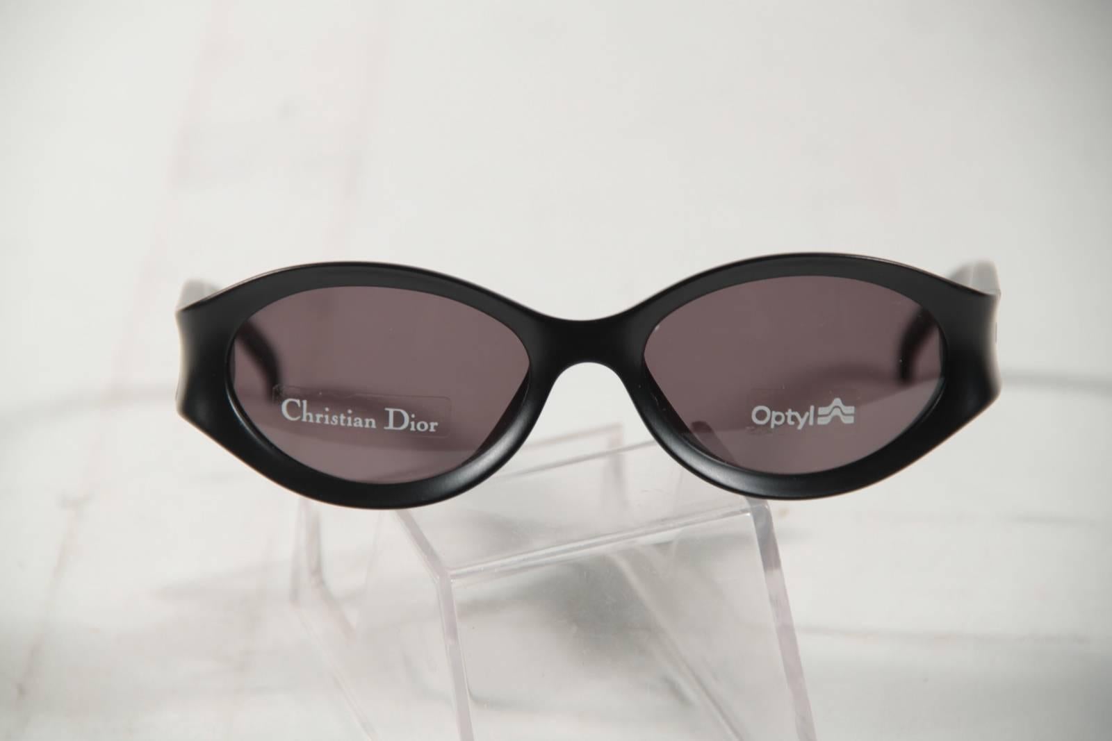 - Matte Black OPTYL frame - Optyl, a trademark which identifies a plastic used exclusively by some of the most prestigious eyewear brands . The product of a special combination of substances, it is a thermosetting plastic material which is extremely