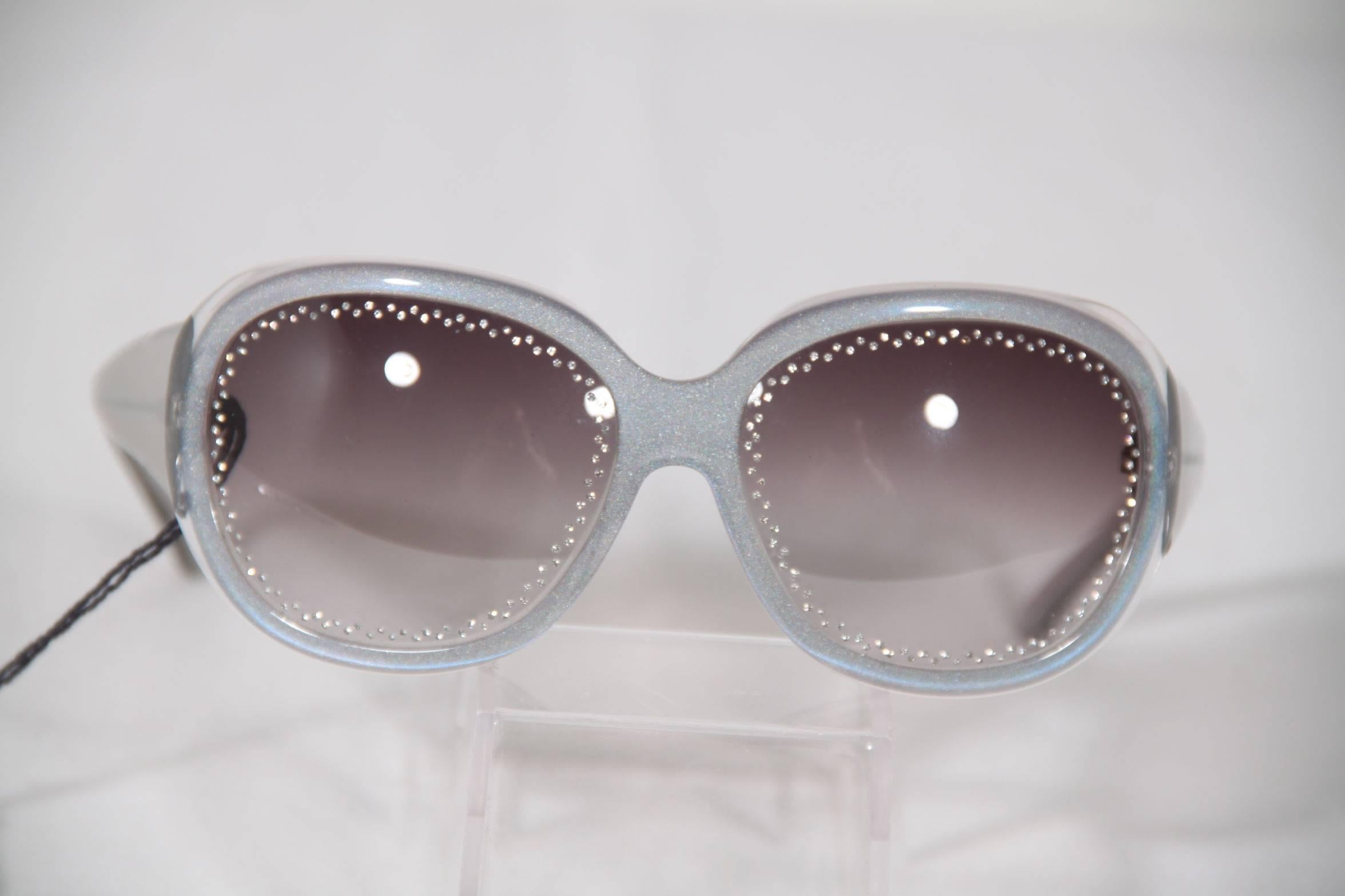 original 100% UV protection lenses with rhinestones border

Gradient/faded gradient lenses

Gray plastic oversized frame

Mod. FRIDA AD15092 D50 61/16 135

Frame made in Italy

Any other detail which is not mentioned may be seen on the