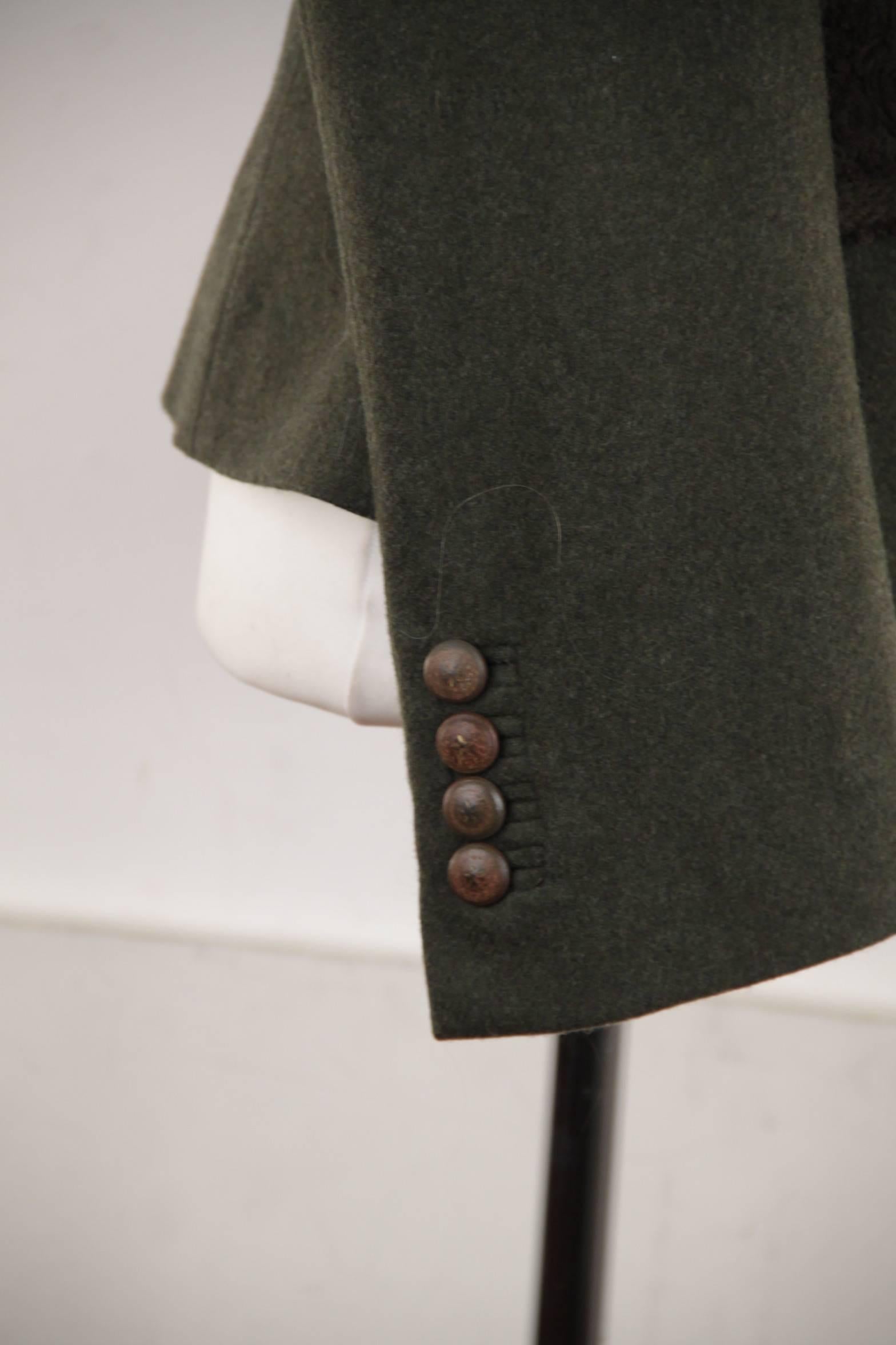 

- Composition: 100% Wool

- Loden fabric

- Embroidery on the front and on the flap

- Long sleeve styling

- Button closure on the front

- Silk Lining

- 2 flap pockets on the waist

- Green color
- Size: 44 IT (The size shown