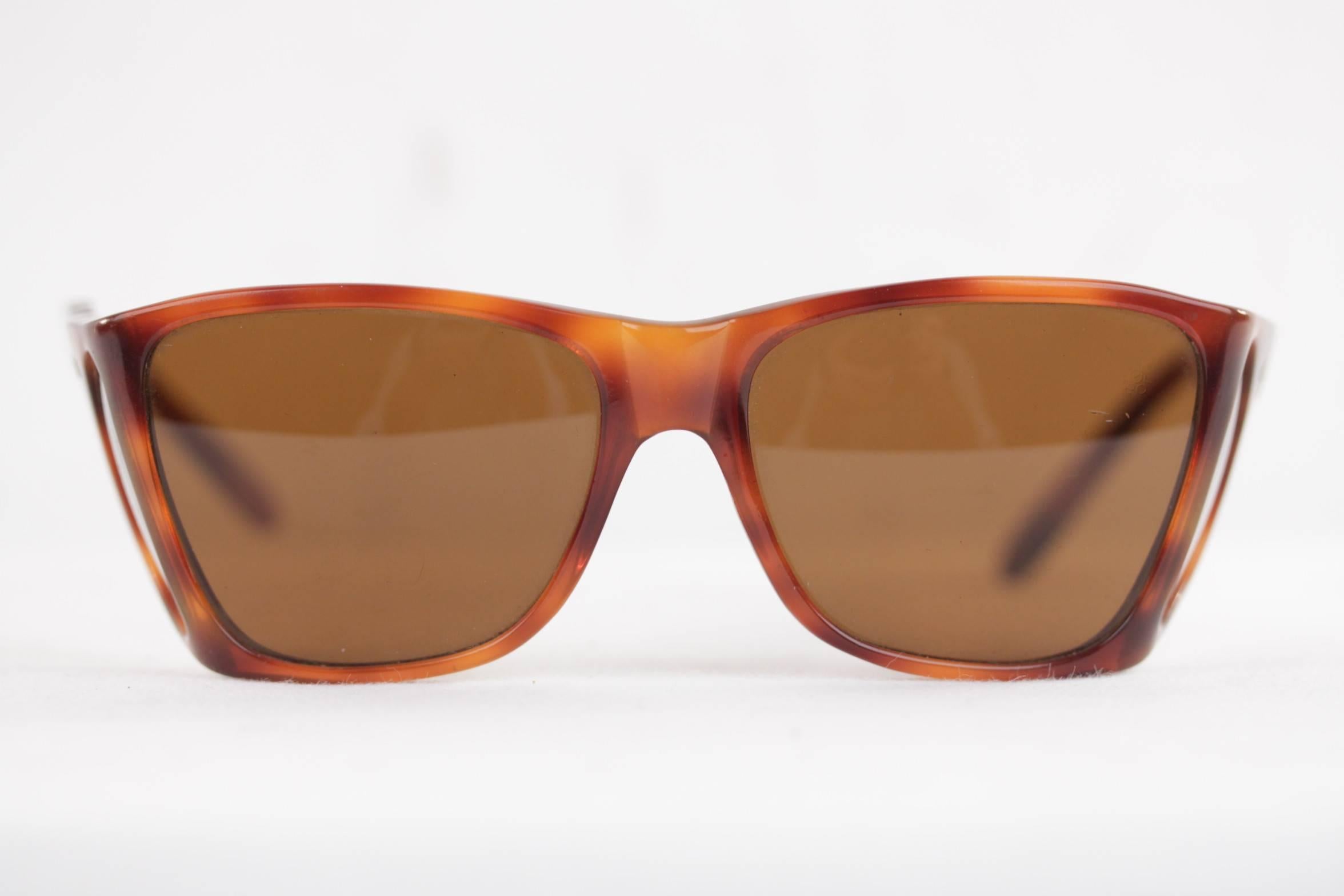- vintage Persol Ratti sunglasses

- Original Side-shields - side/lens

- Flexible temple by patented Meflecto-System

- Brown tortoise frame

- Original 100% UV protection brown lenses (PERSOL logo on both lenses)

- Comes with a PERSOL