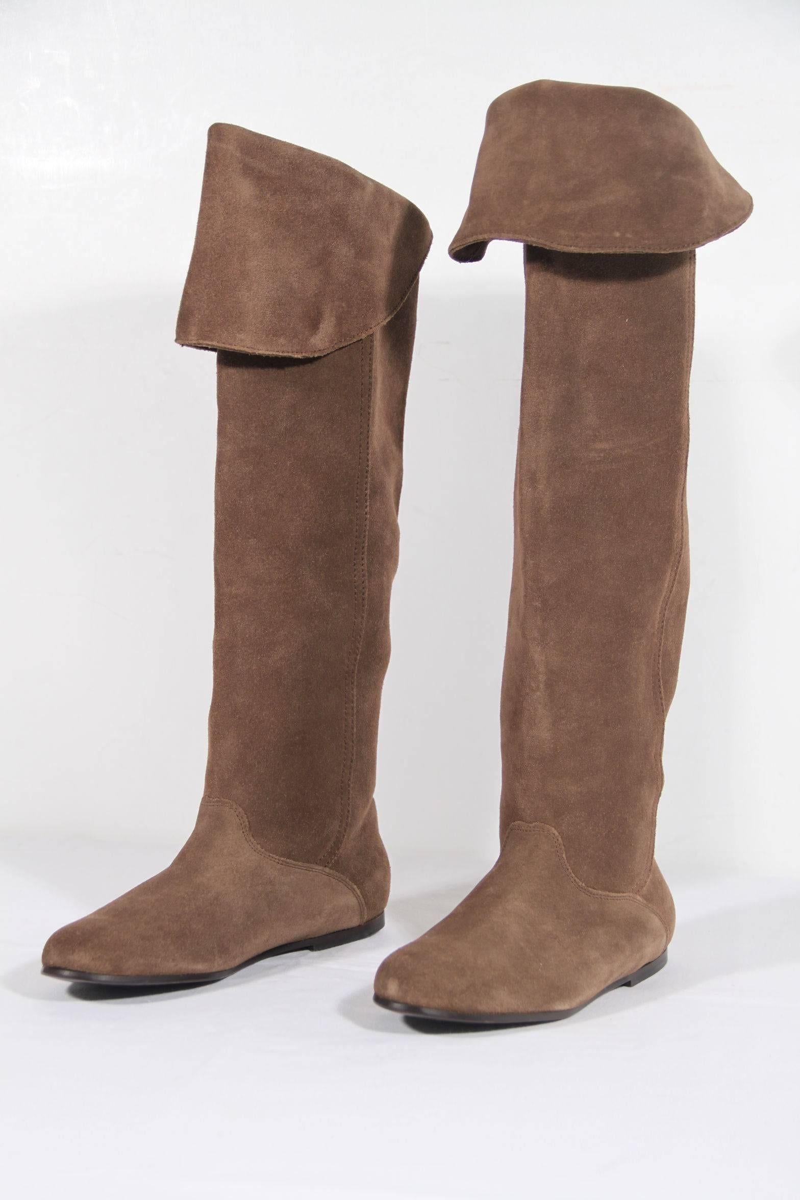WEEKEND by MAX MARA Italian Tan Suede FLAT Knee BOOTS Shoes SIZE 37 In Excellent Condition In Rome, Rome