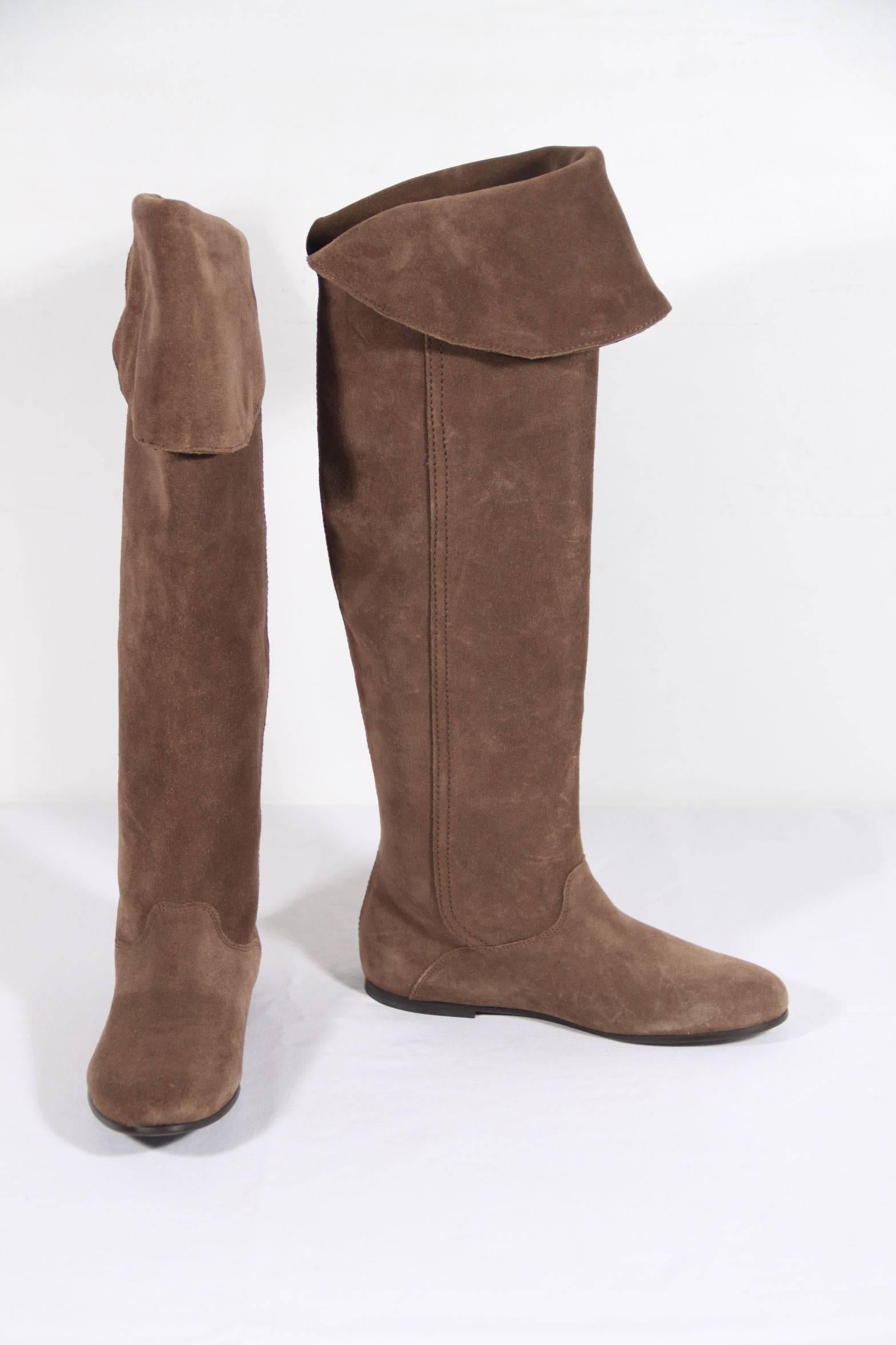 Brand: WEEKEND by MAX MARA Made in Italy

Condition (please read our condition chart below): UNWORN: An item which comes from a sample collection. Used maybe once for a fashion show.

Further comments: 100% leather upper - Knee-high design (can