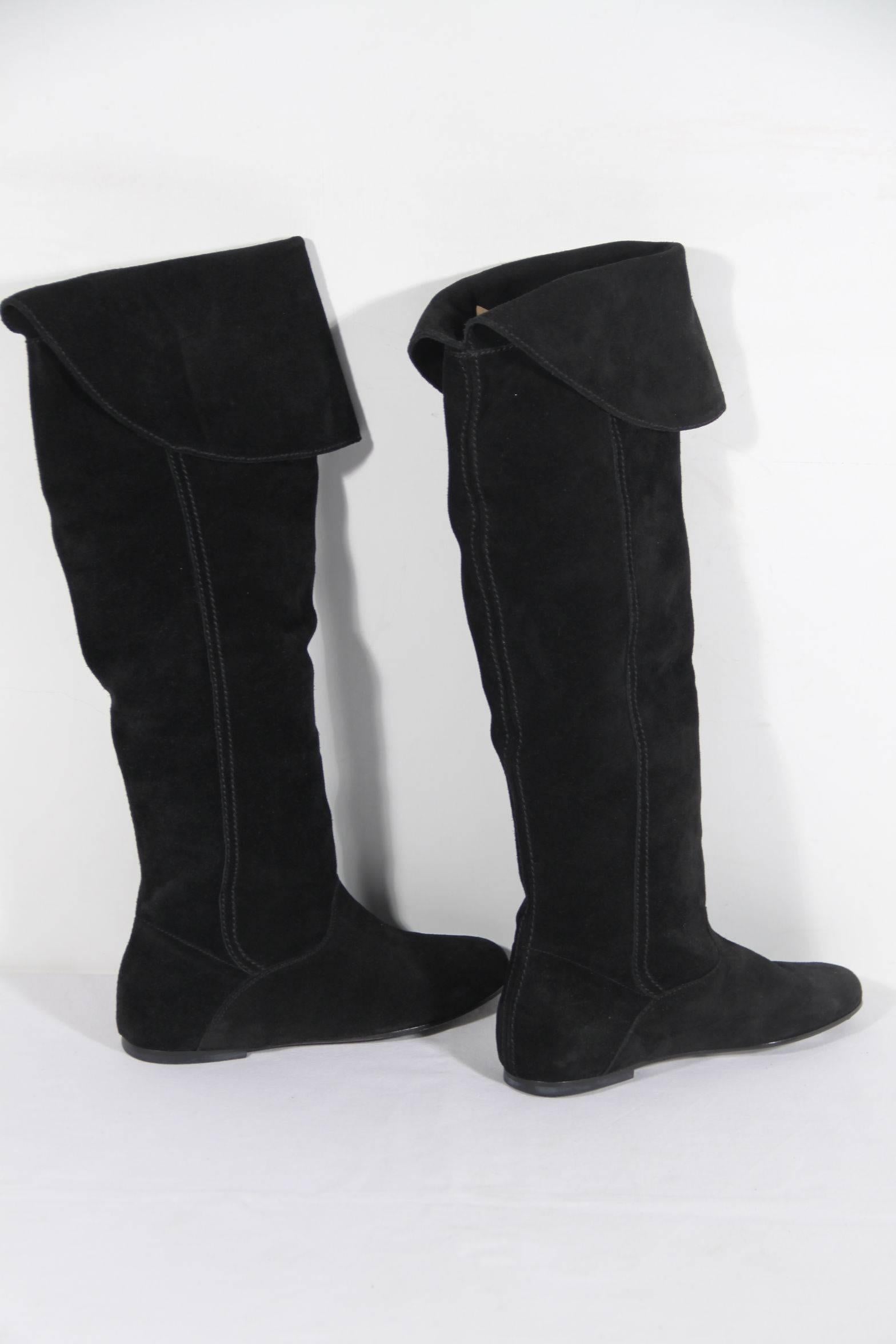 WEEKEND by MAX MARA Italian Black Suede FLAT Knee BOOTS Shoes SIZE 37 In Excellent Condition In Rome, Rome