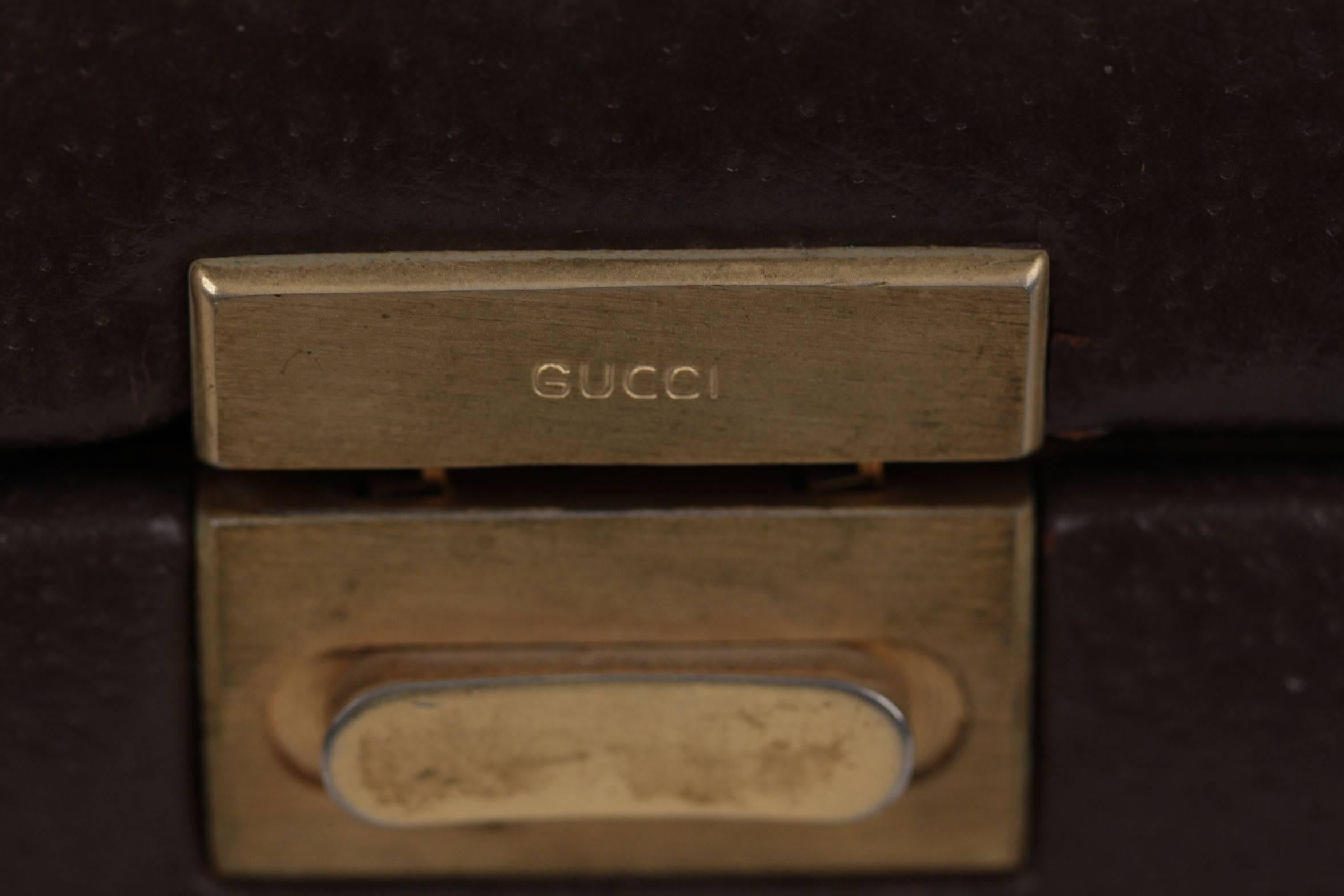  Brand: GUCCI - Made in italy

Logos / Tags: 'GUCCI Boutiuqe - Made in Italy' embossed on the bottom of the case, GUCCI engraved on main closure

Condition (please read our condition chart below): FAIR CONDITION: Noticeable wear or defect. Have