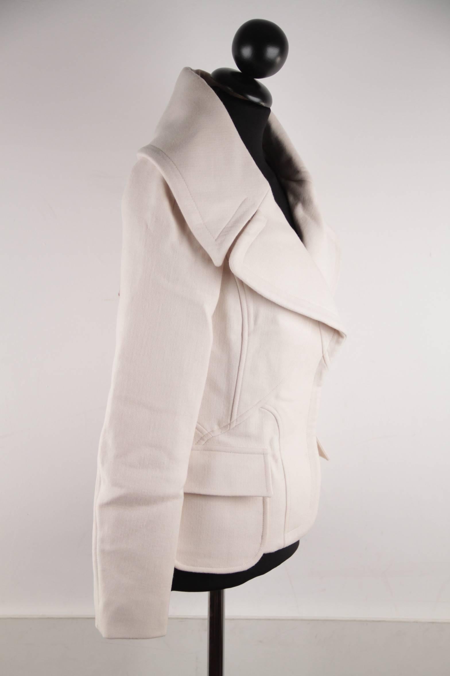 VERSACE Italian Ivory Wool Blend PEACOAT JACKET 2005 Fall Collection Sz 38 IT In Good Condition In Rome, Rome