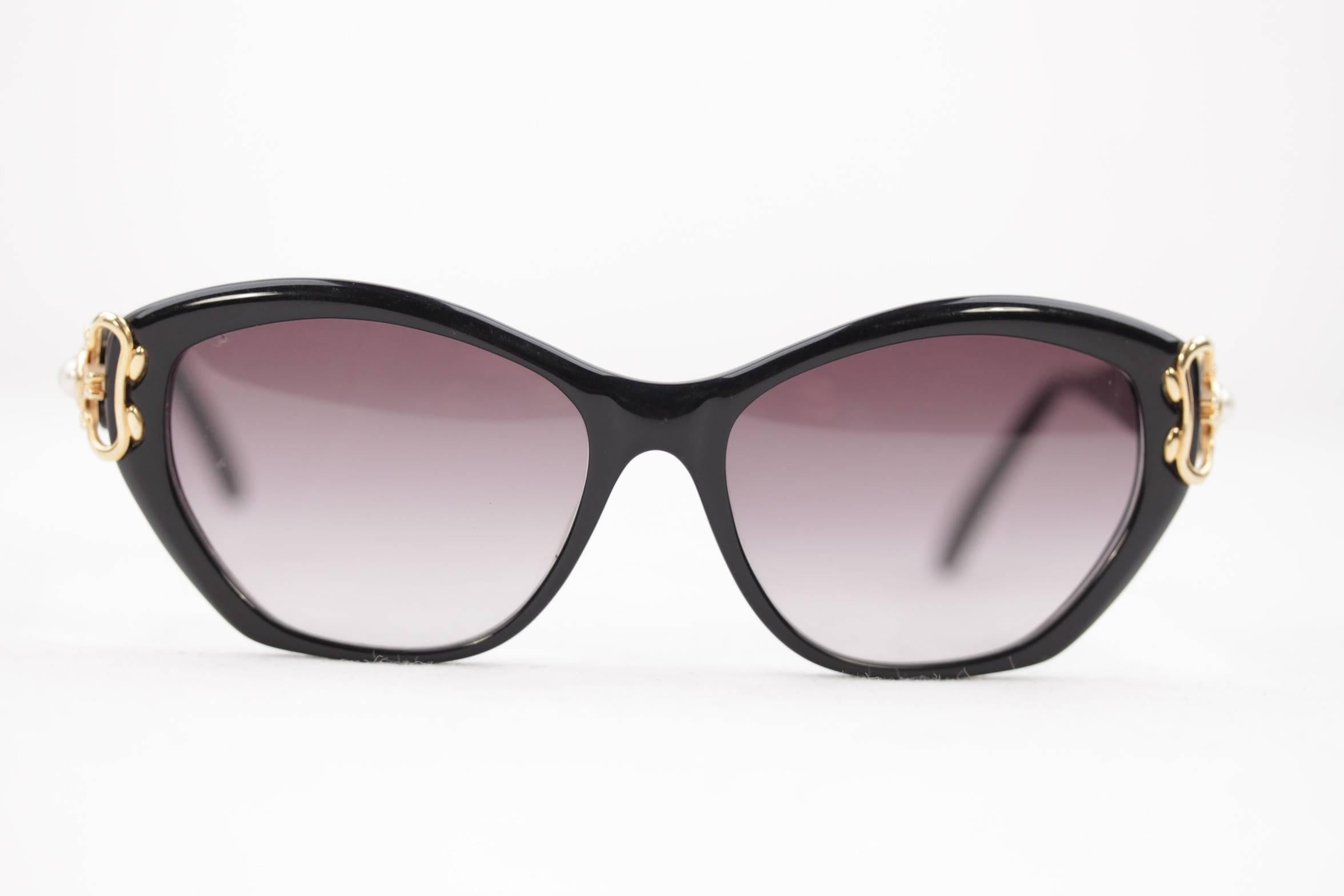 - Black Plastic frame

- Cat eye design

- Temples are adorned with gold metal and faux pearl detail

- Frame made in Italy

- Gradient Gray Lens

- Style/Model: RC 782 - Col. 319

Condition: MINT!

Measurements (in mm's):

 

- TEMPLE MAx. LENGTH:
