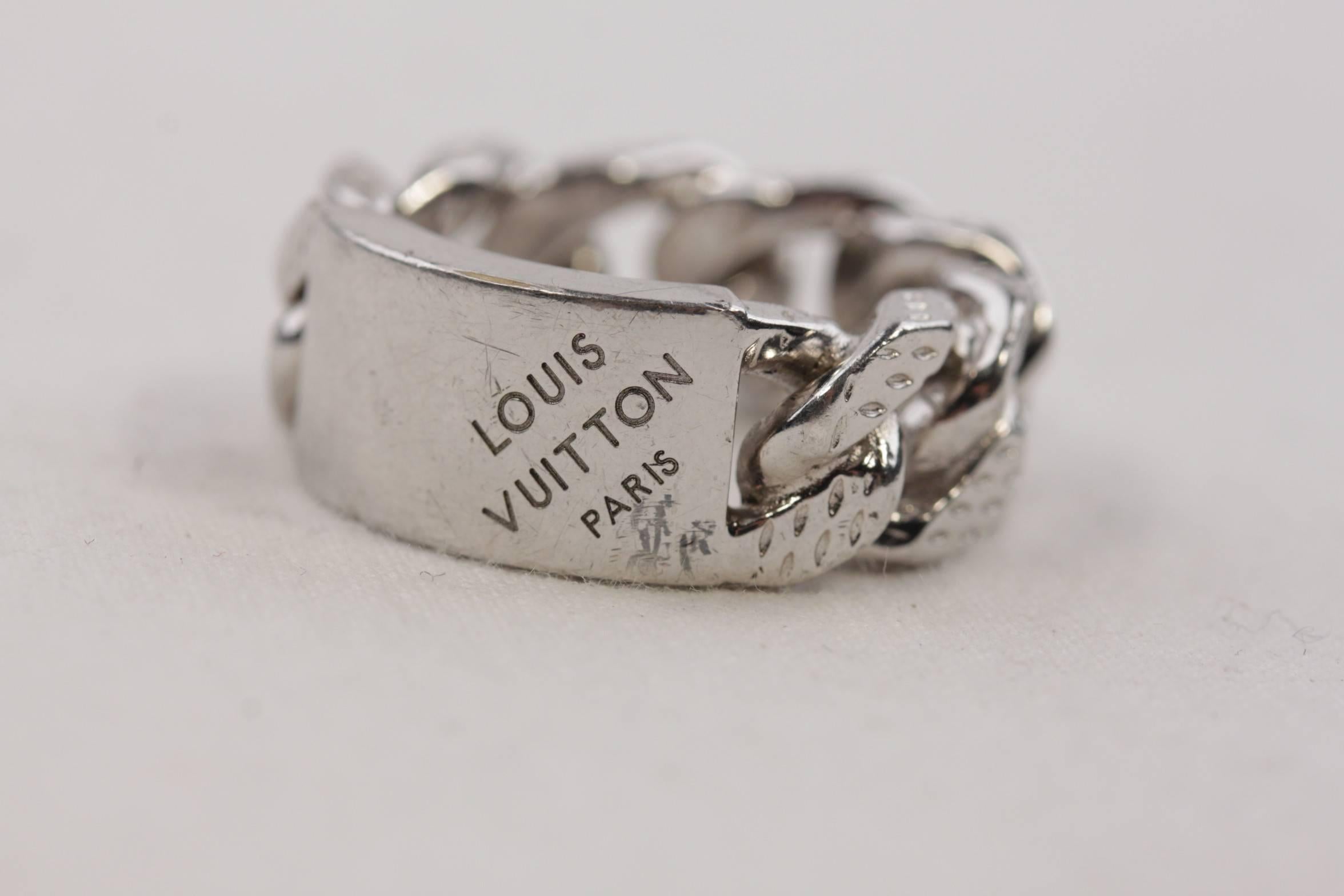 - Engraved 'LOUIS VUITTON Paris - made in France' engraveddate code inside

- Chain design

- Classic style that never dies

-Sterling silver-plated brass

- Inner diameter: 20 mm

- Size M (engraved inside the ring)

- weight: 19